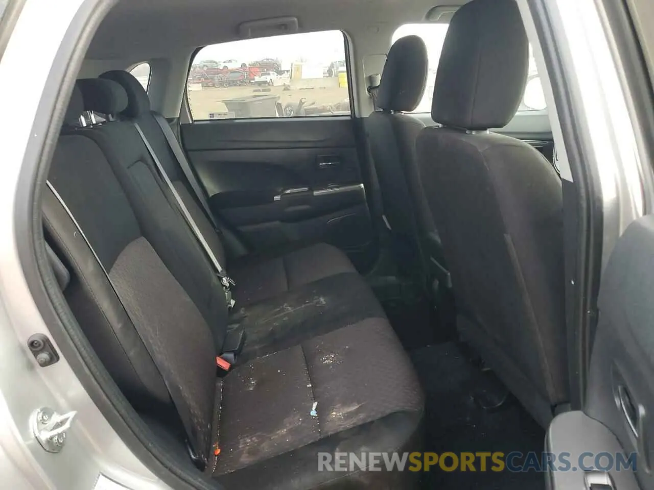 10 Photograph of a damaged car JA4AP4AU4KU012702 MITSUBISHI OUTLANDER 2019