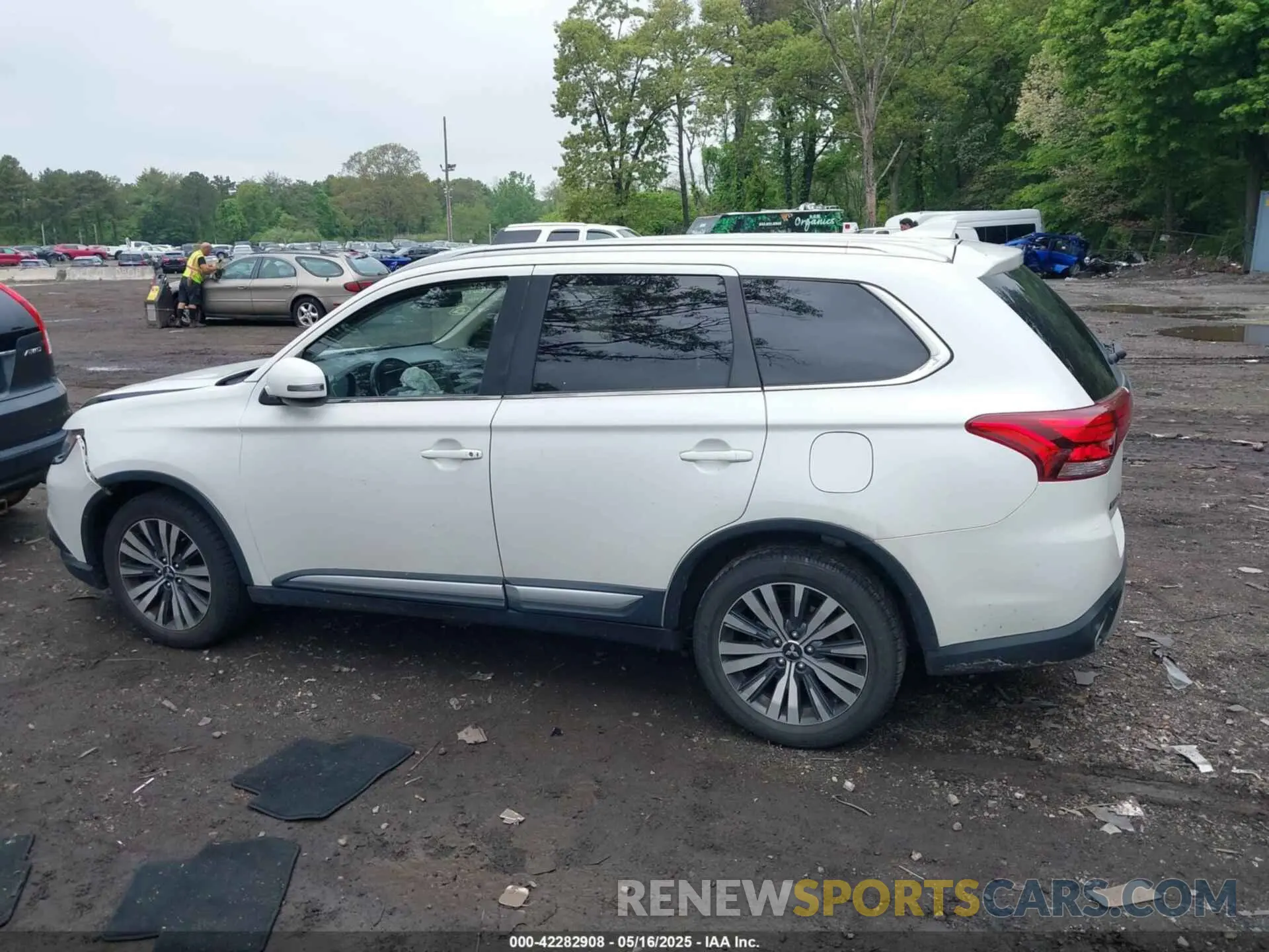 14 Photograph of a damaged car JA4AZ3A31KZ036096 MITSUBISHI OUTLANDER 2019