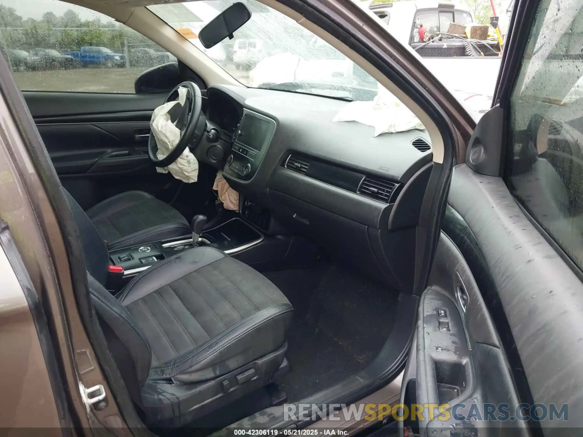 5 Photograph of a damaged car JA4AZ3A31KZ043372 MITSUBISHI OUTLANDER 2019