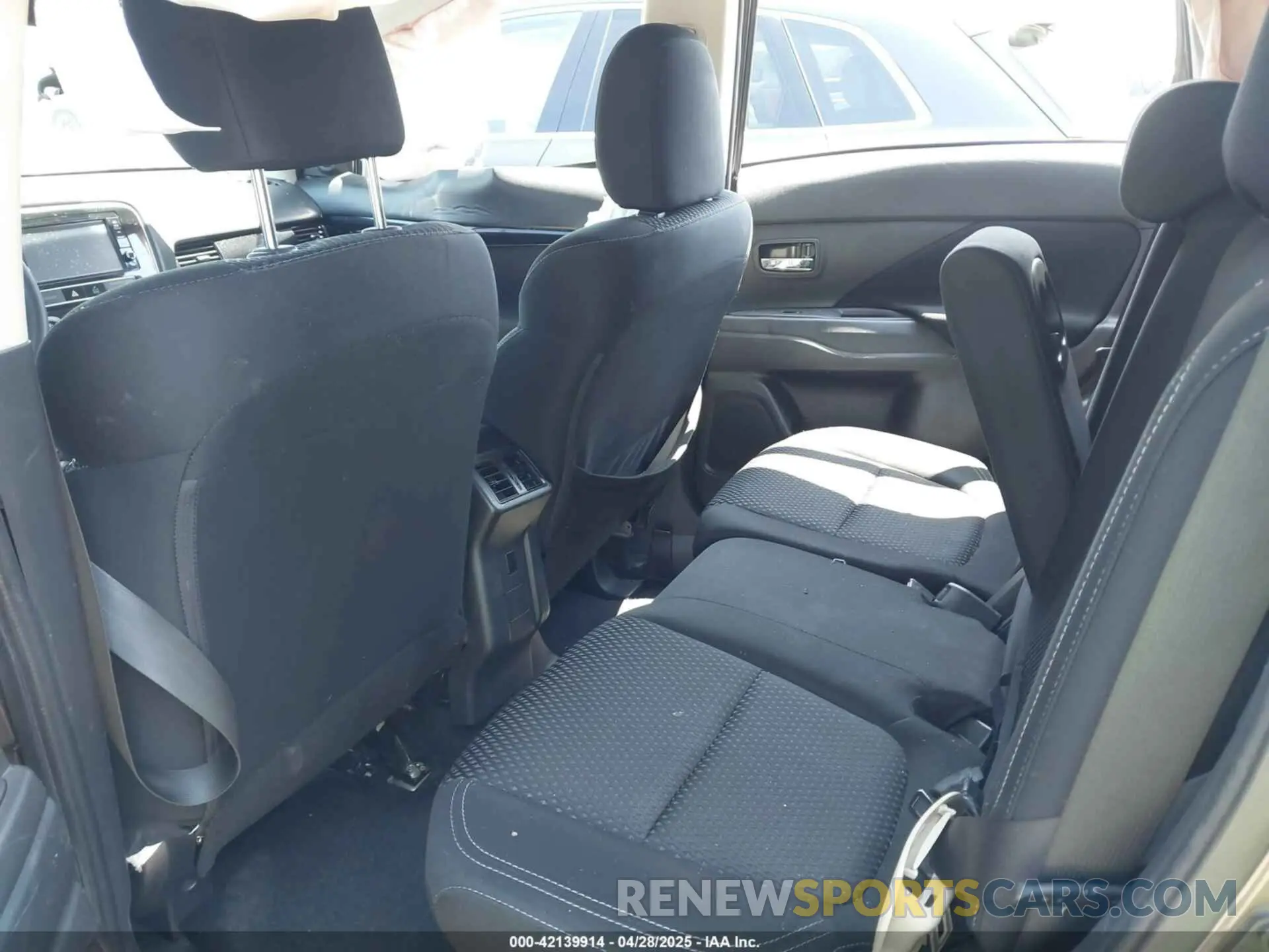 8 Photograph of a damaged car JA4AZ3A32KZ012387 MITSUBISHI OUTLANDER 2019