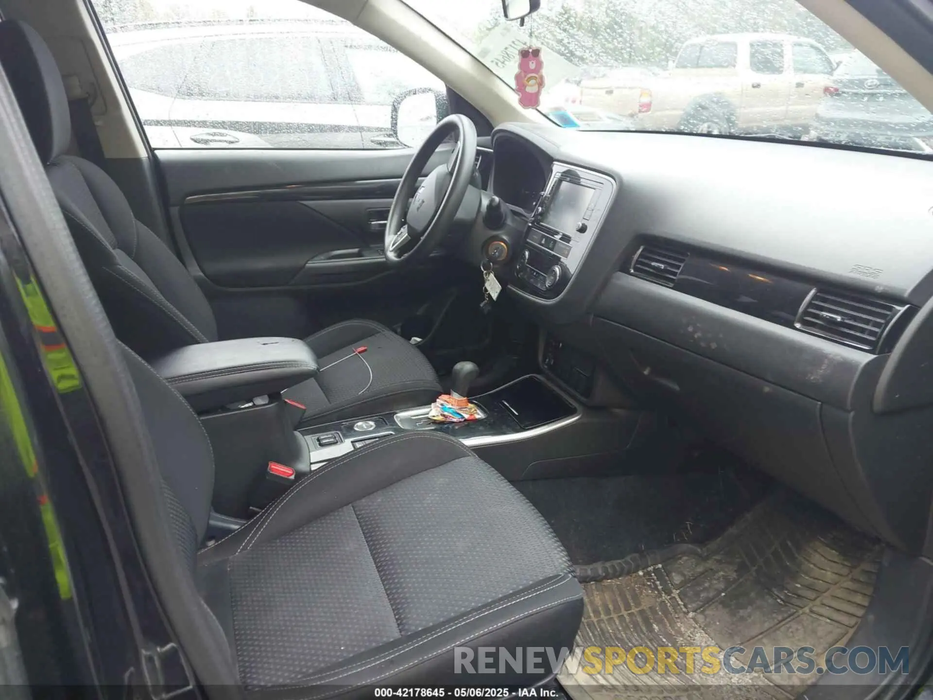 5 Photograph of a damaged car JA4AZ3A32KZ020814 MITSUBISHI OUTLANDER 2019