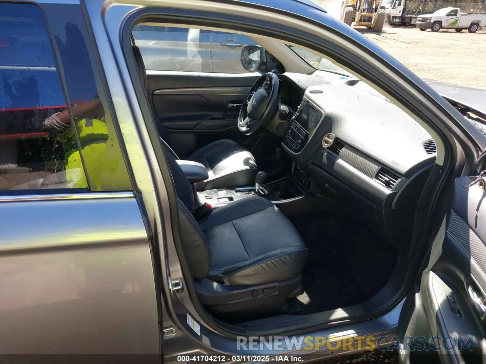 5 Photograph of a damaged car JA4AZ3A32KZ023910 MITSUBISHI OUTLANDER 2019