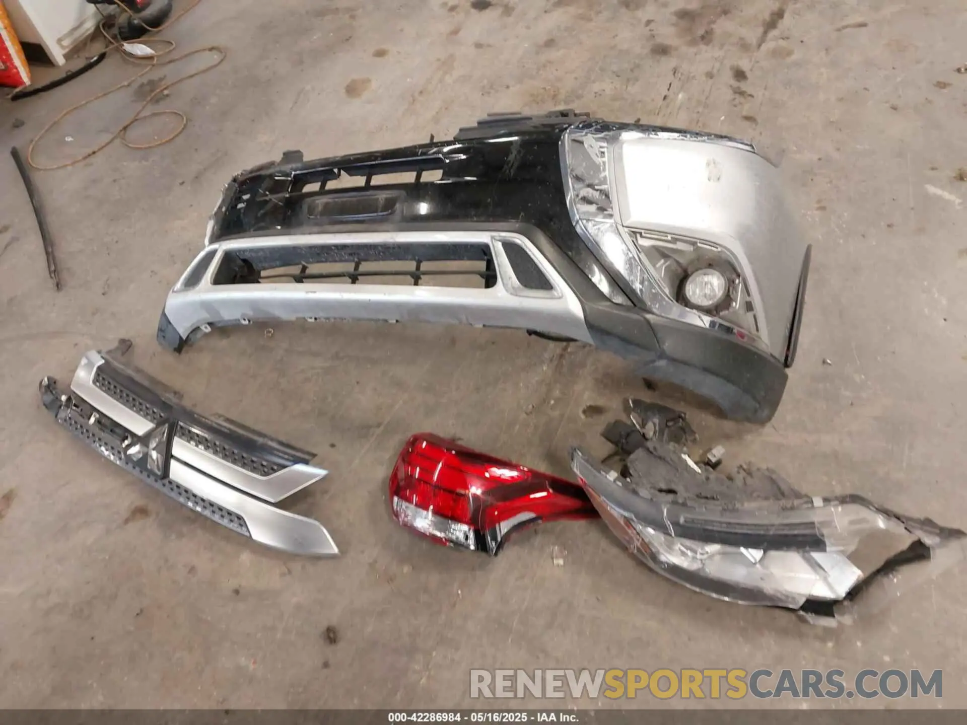 11 Photograph of a damaged car JA4AZ3A34KZ040160 MITSUBISHI OUTLANDER 2019