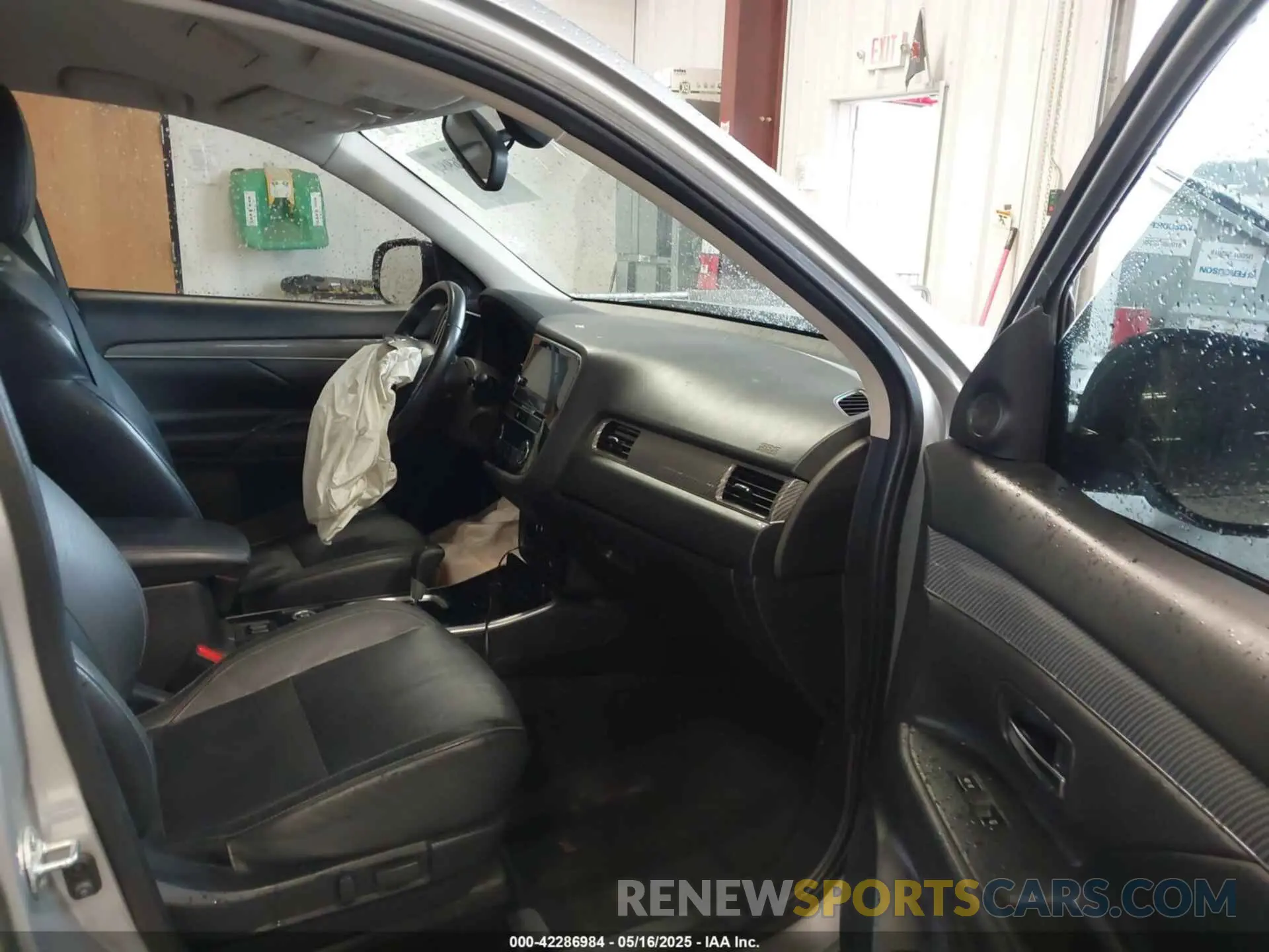 5 Photograph of a damaged car JA4AZ3A34KZ040160 MITSUBISHI OUTLANDER 2019