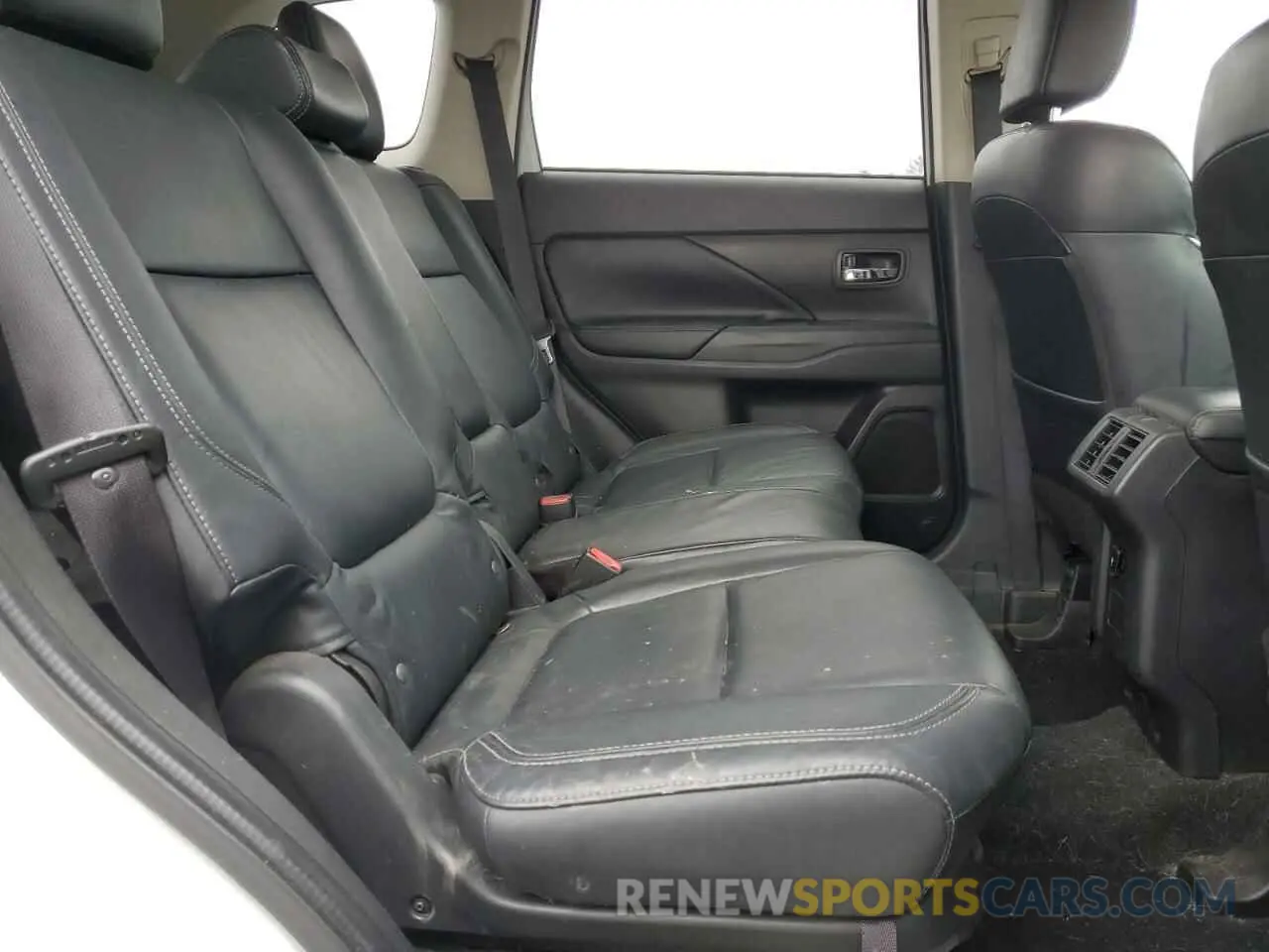 11 Photograph of a damaged car JA4AZ3A34KZ040272 MITSUBISHI OUTLANDER 2019