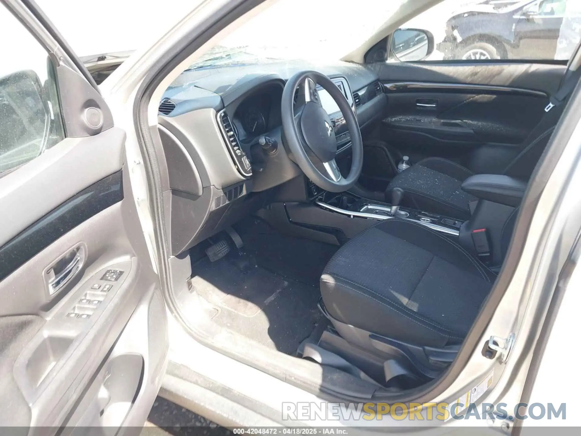 5 Photograph of a damaged car JA4AZ3A35KZ003568 MITSUBISHI OUTLANDER 2019