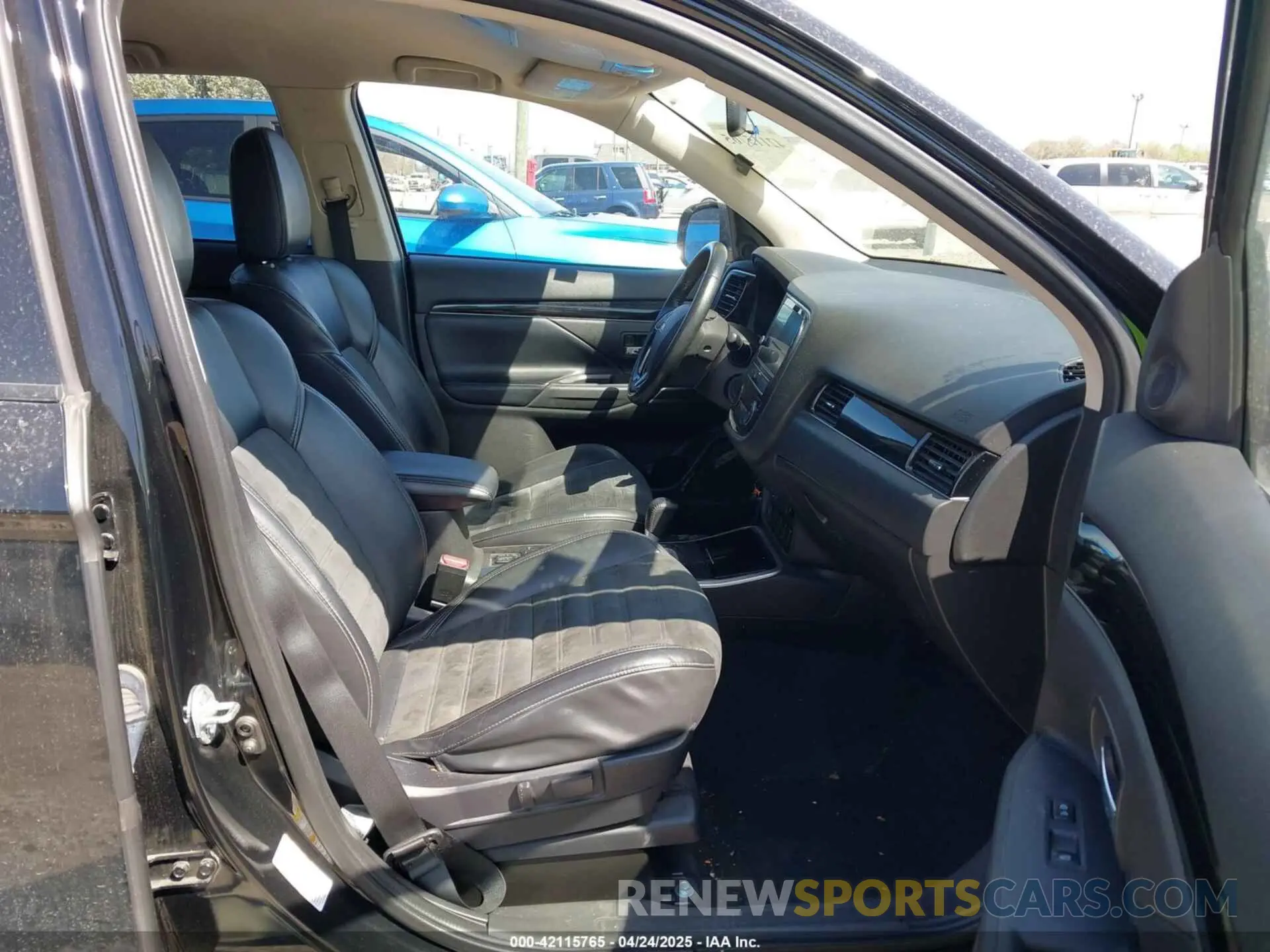 5 Photograph of a damaged car JA4AZ3A36KZ019410 MITSUBISHI OUTLANDER 2019
