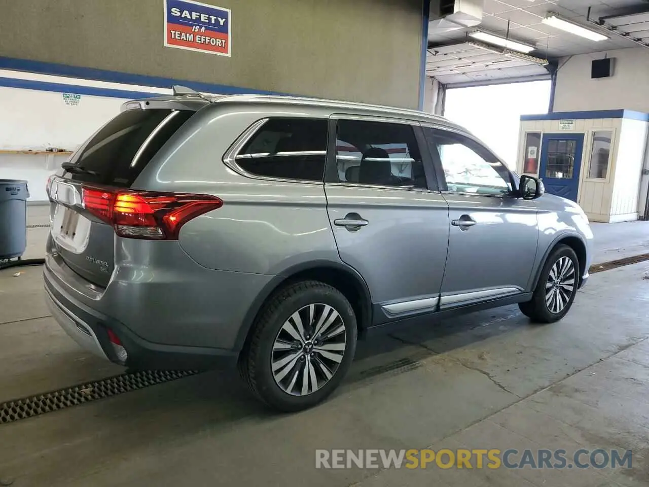 3 Photograph of a damaged car JA4AZ3A36KZ042069 MITSUBISHI OUTLANDER 2019