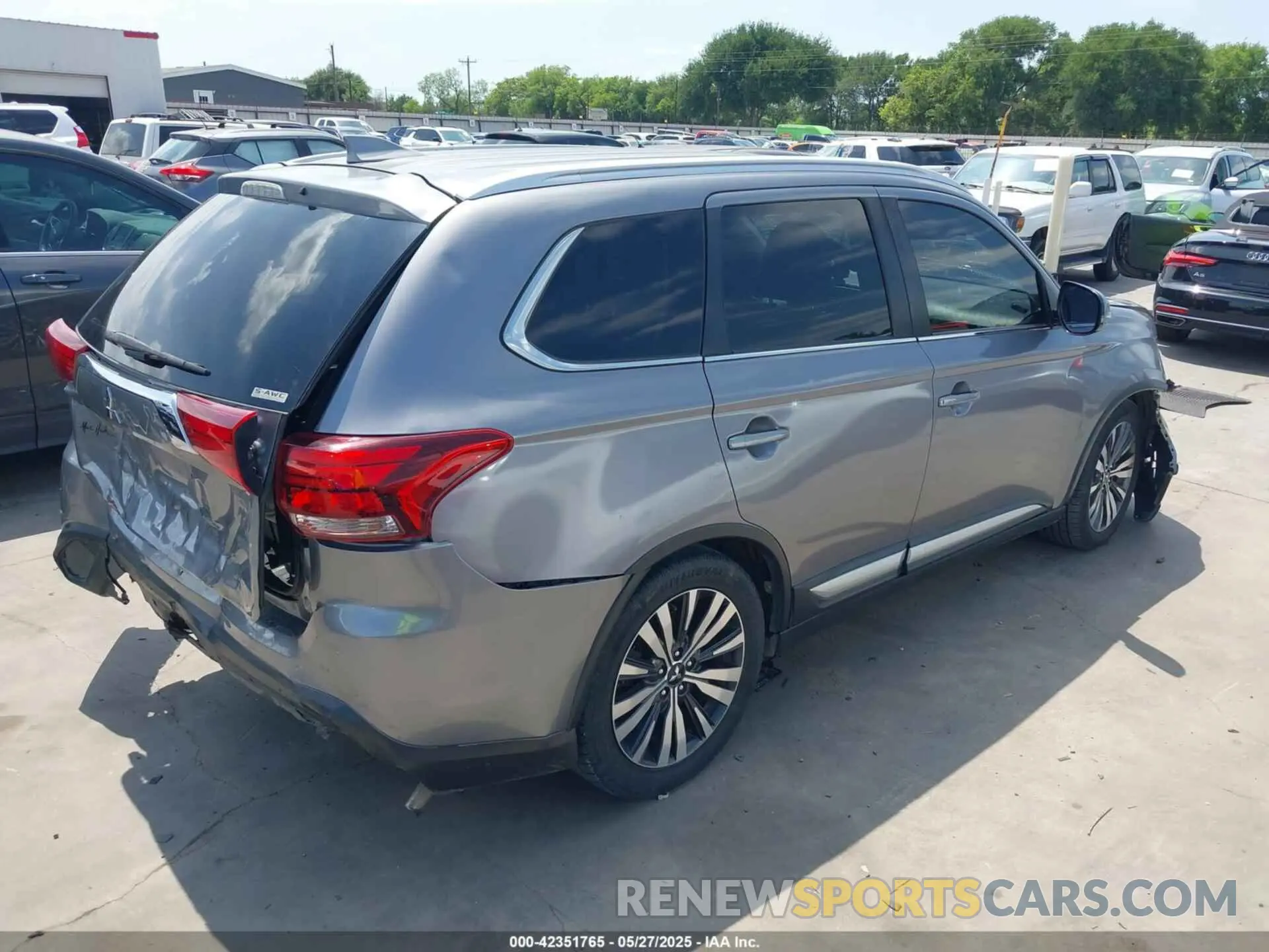 4 Photograph of a damaged car JA4AZ3A38KJ000694 MITSUBISHI OUTLANDER 2019