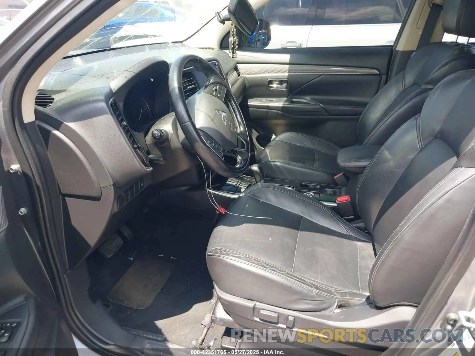 5 Photograph of a damaged car JA4AZ3A38KJ000694 MITSUBISHI OUTLANDER 2019