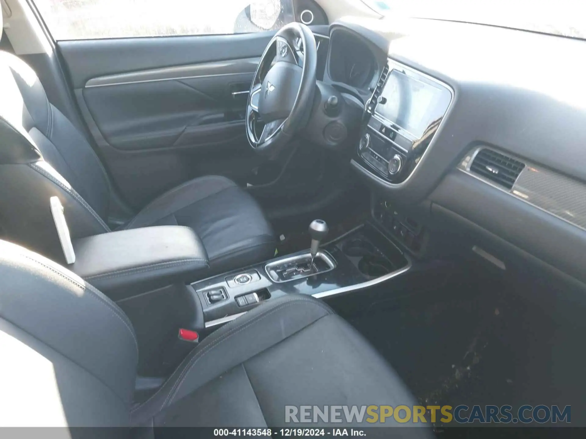 5 Photograph of a damaged car JA4AZ3A39KZ003363 MITSUBISHI OUTLANDER 2019