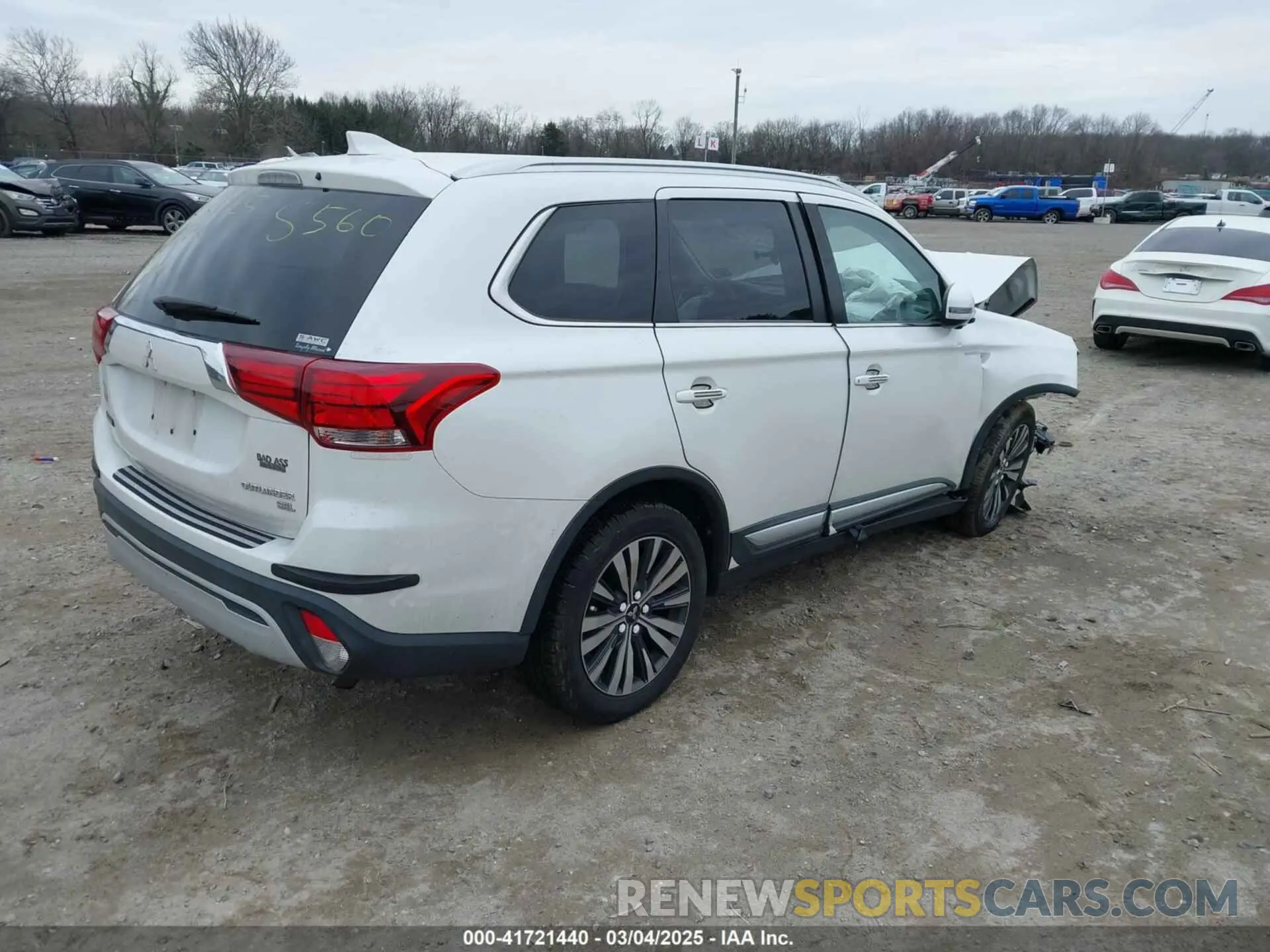 4 Photograph of a damaged car JA4AZ3A39KZ005940 MITSUBISHI OUTLANDER 2019