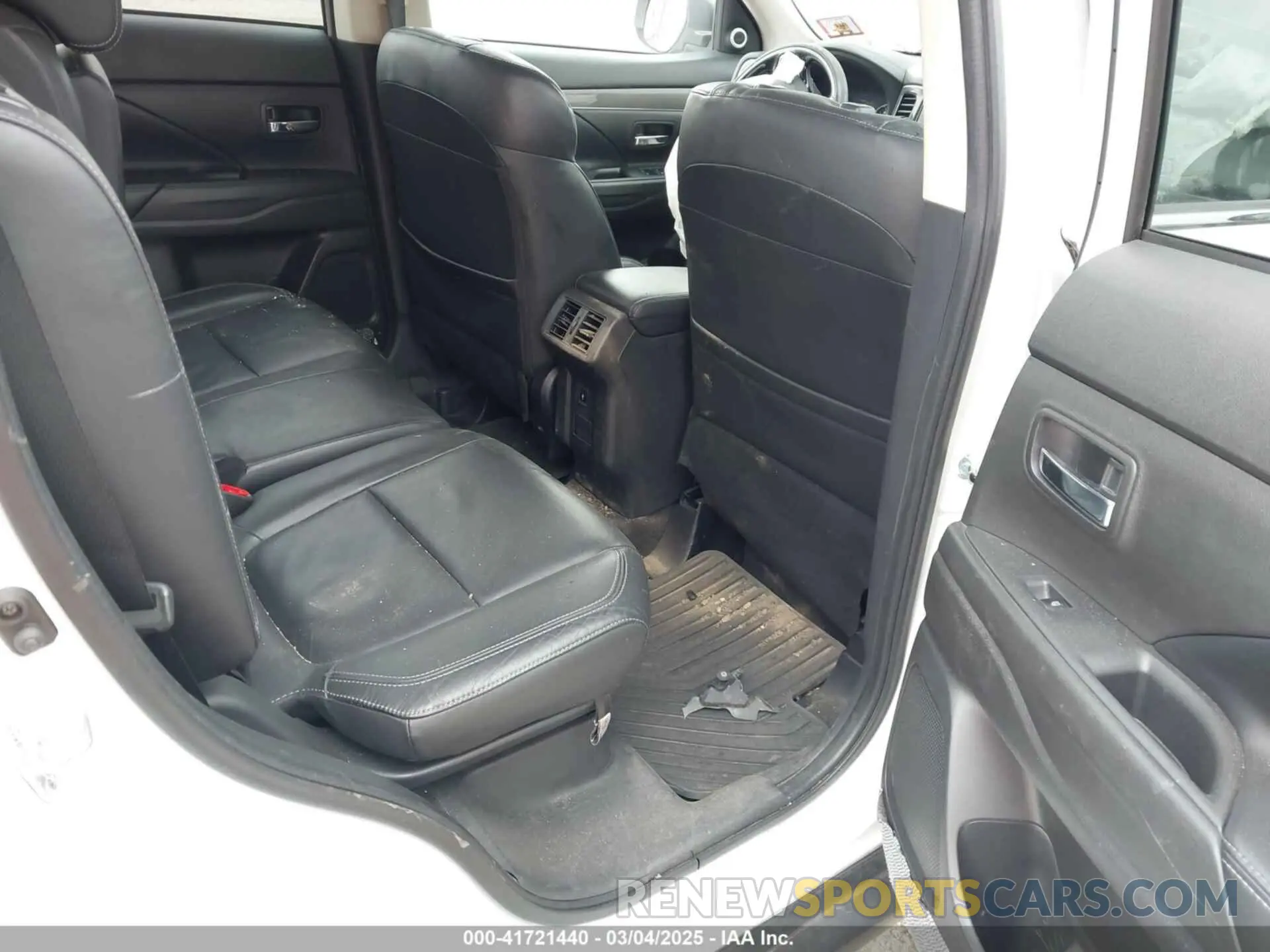 8 Photograph of a damaged car JA4AZ3A39KZ005940 MITSUBISHI OUTLANDER 2019