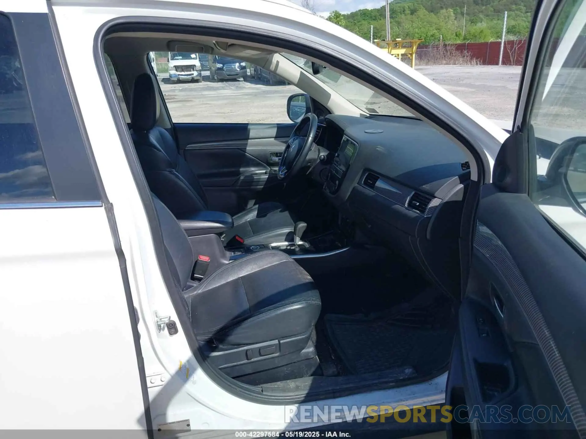 5 Photograph of a damaged car JA4AZ3A3XKZ036453 MITSUBISHI OUTLANDER 2019