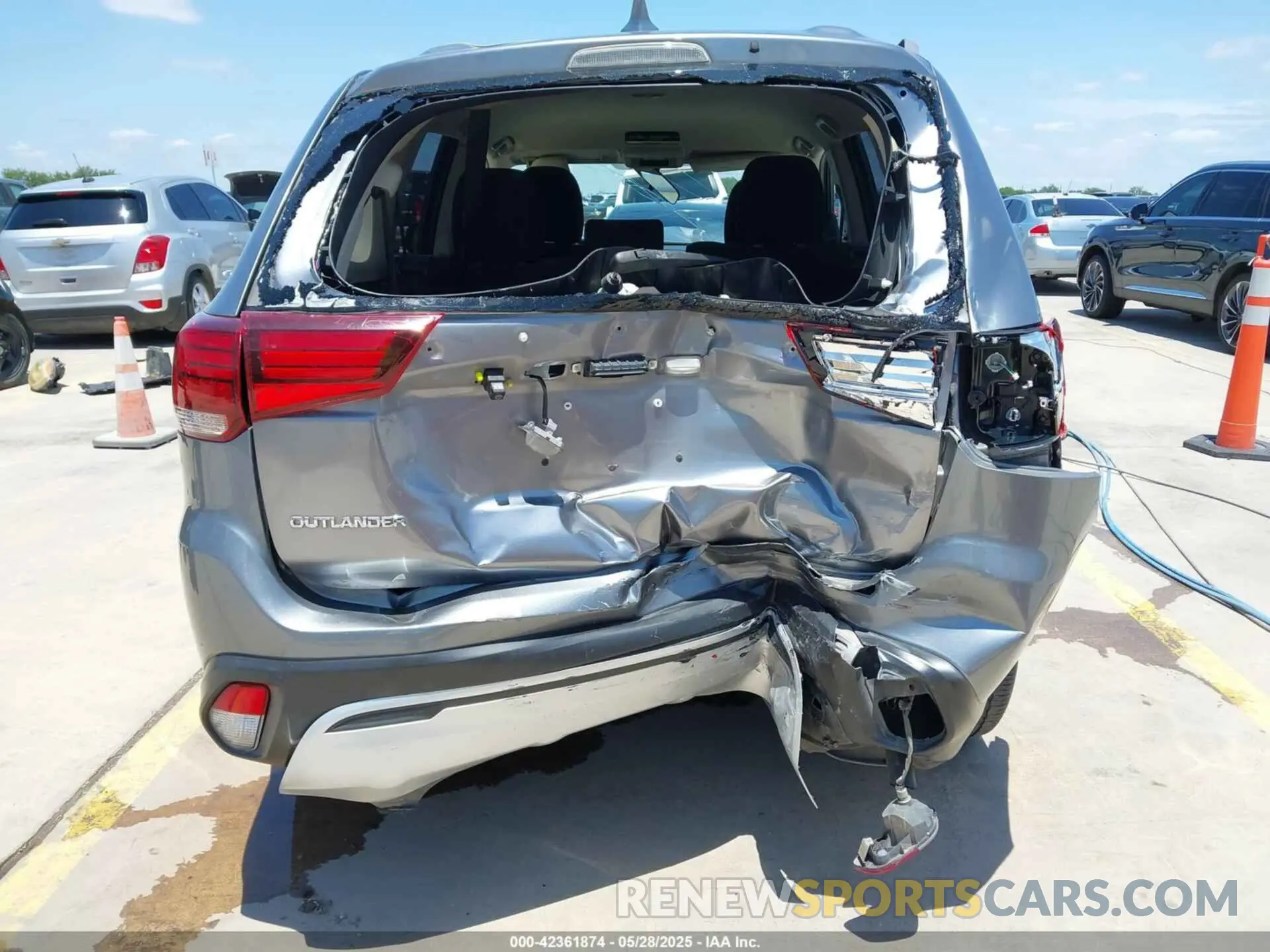 17 Photograph of a damaged car JA4AD2A30LZ004329 MITSUBISHI OUTLANDER 2020