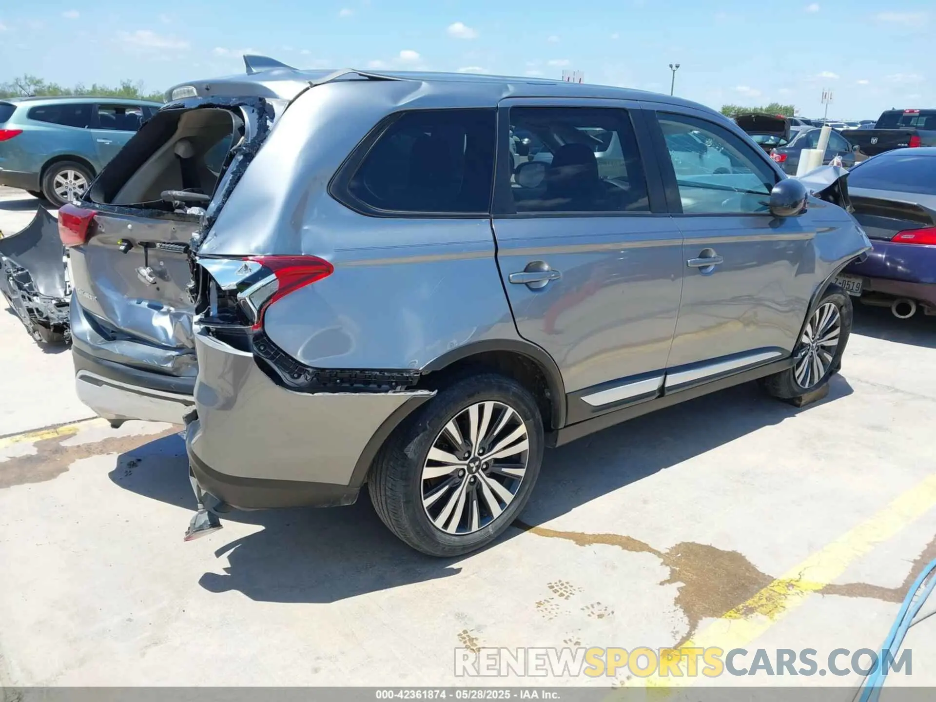4 Photograph of a damaged car JA4AD2A30LZ004329 MITSUBISHI OUTLANDER 2020