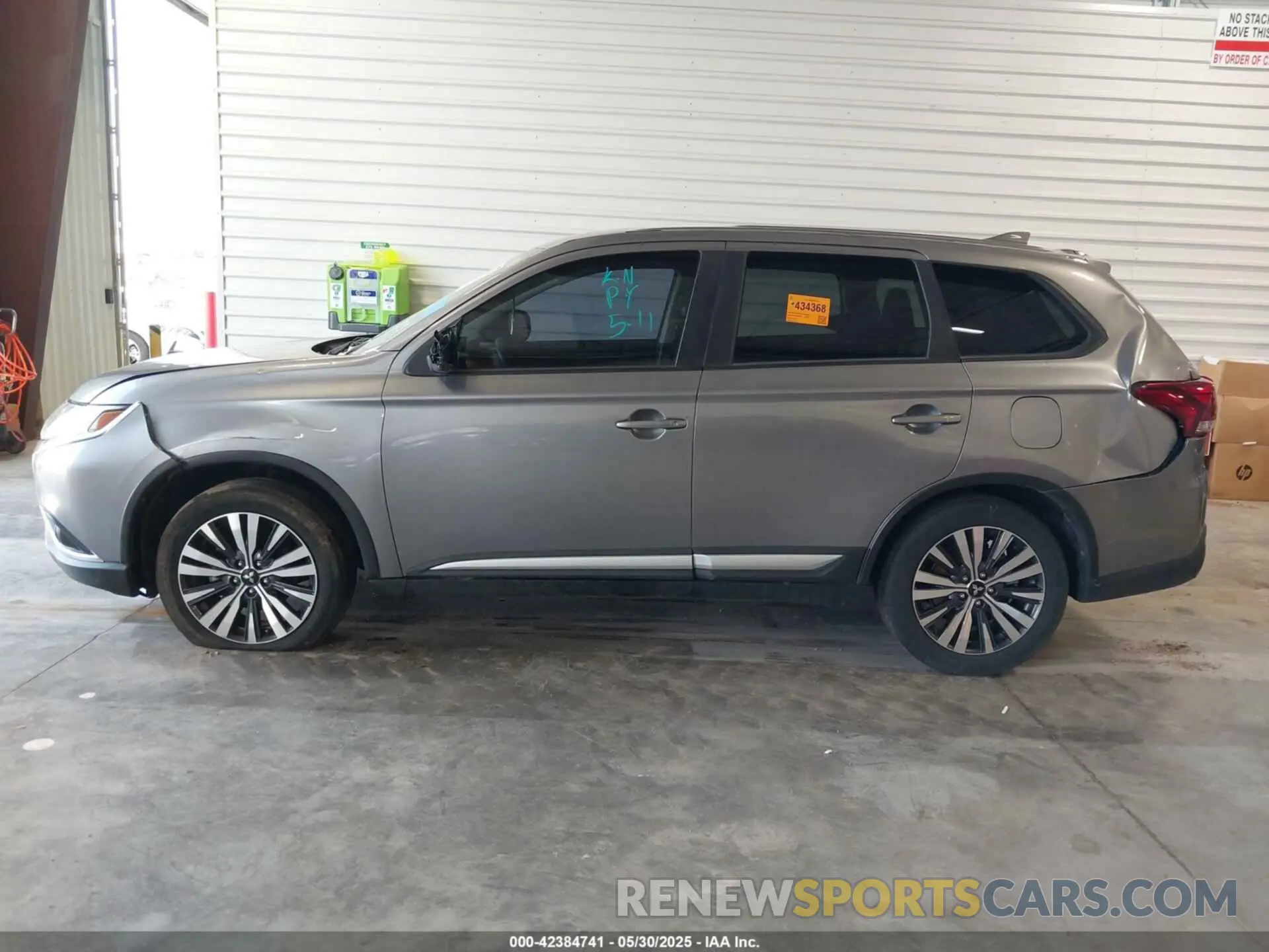 13 Photograph of a damaged car JA4AD2A30LZ039923 MITSUBISHI OUTLANDER 2020