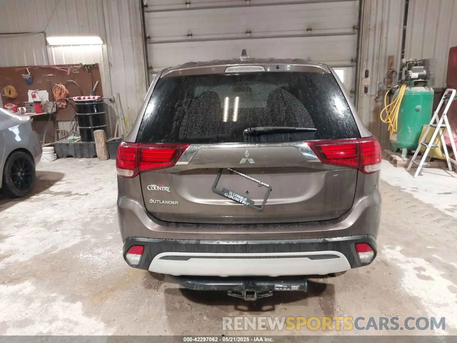 16 Photograph of a damaged car JA4AD2A30LZ040098 MITSUBISHI OUTLANDER 2020