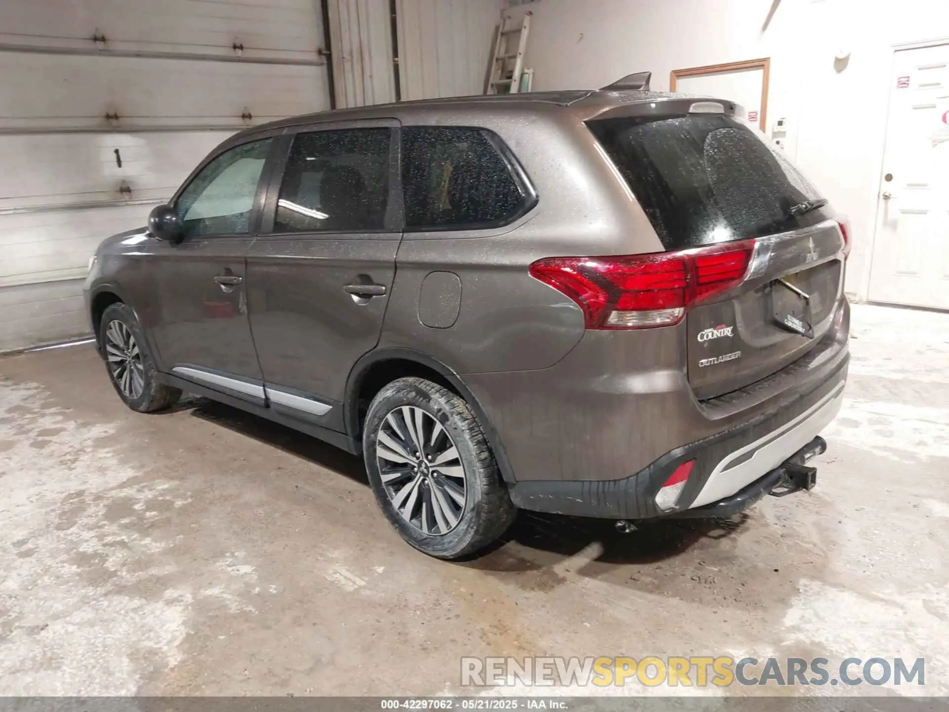 3 Photograph of a damaged car JA4AD2A30LZ040098 MITSUBISHI OUTLANDER 2020