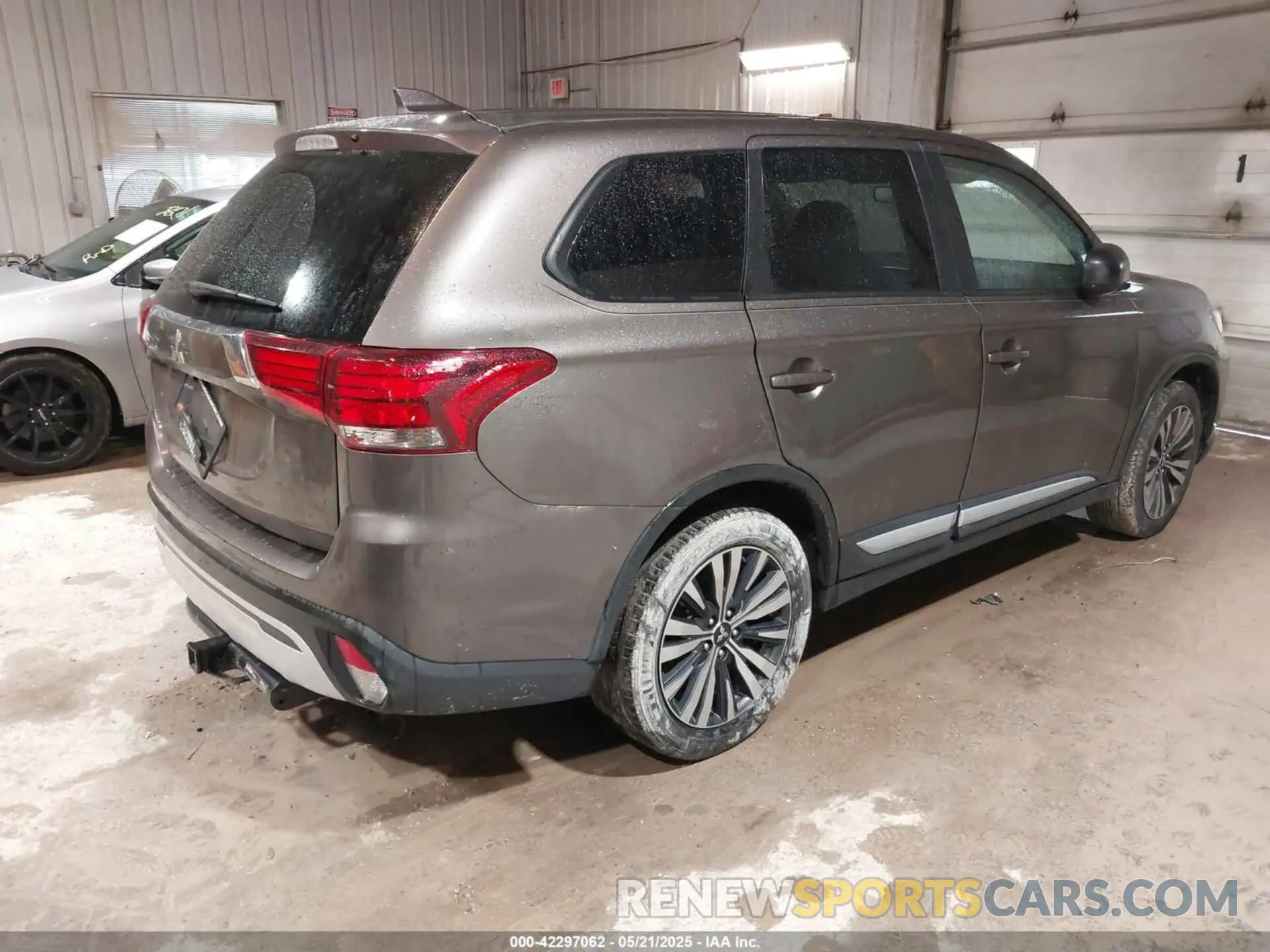 4 Photograph of a damaged car JA4AD2A30LZ040098 MITSUBISHI OUTLANDER 2020