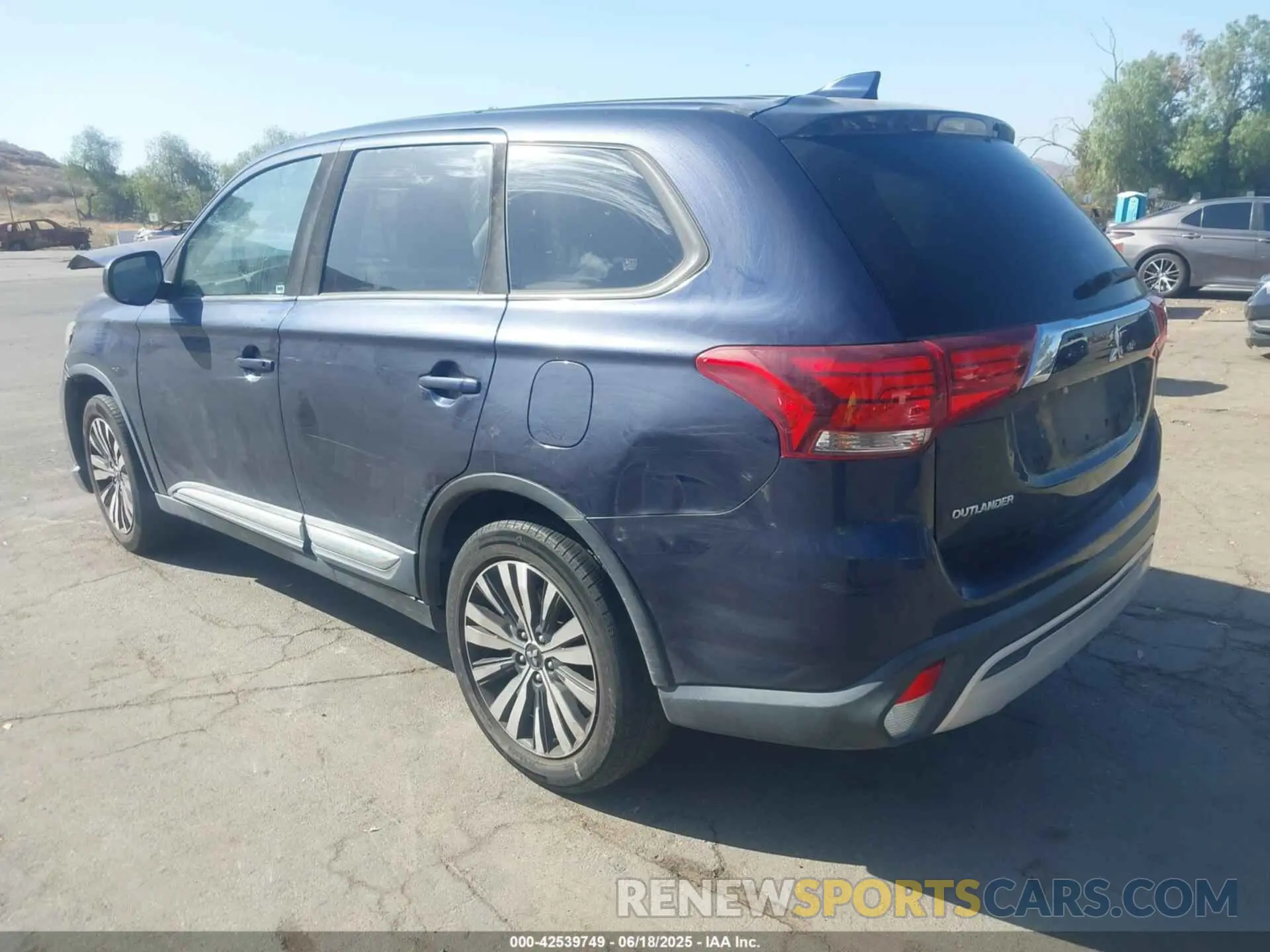 3 Photograph of a damaged car JA4AD2A31LZ018515 MITSUBISHI OUTLANDER 2020