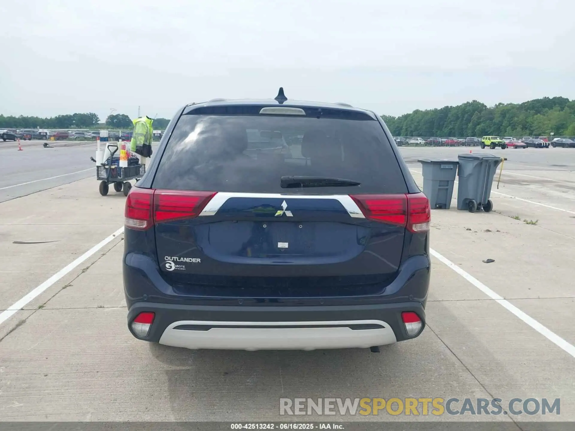 17 Photograph of a damaged car JA4AD2A32LZ013274 MITSUBISHI OUTLANDER 2020