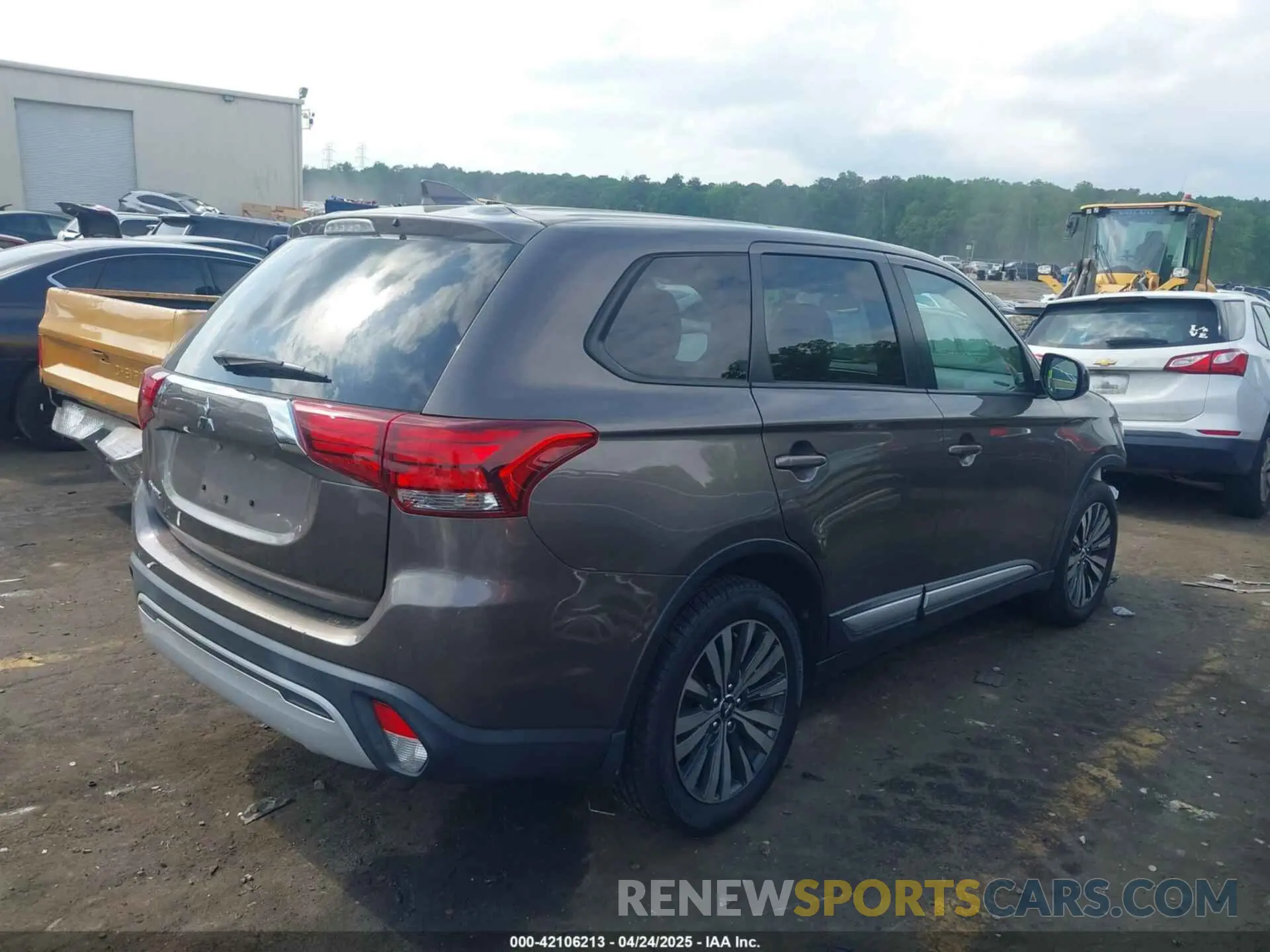 4 Photograph of a damaged car JA4AD2A32LZ038644 MITSUBISHI OUTLANDER 2020