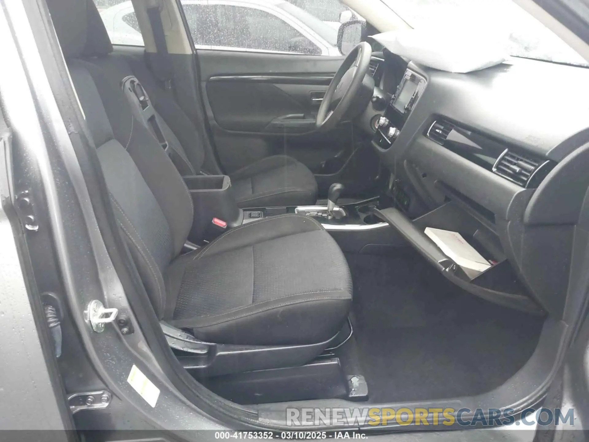 5 Photograph of a damaged car JA4AD2A35LZ007680 MITSUBISHI OUTLANDER 2020