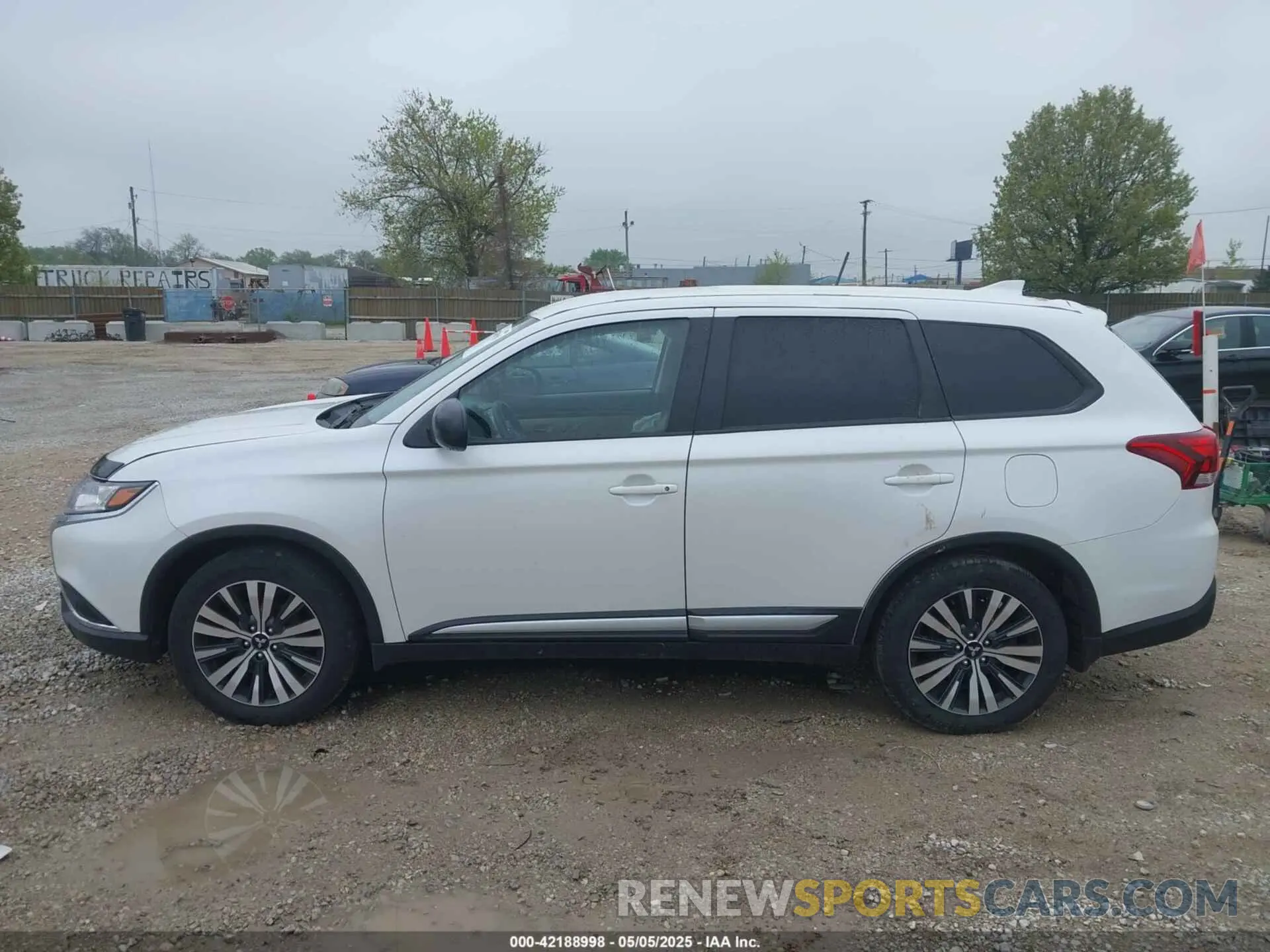 14 Photograph of a damaged car JA4AD2A39LZ004880 MITSUBISHI OUTLANDER 2020
