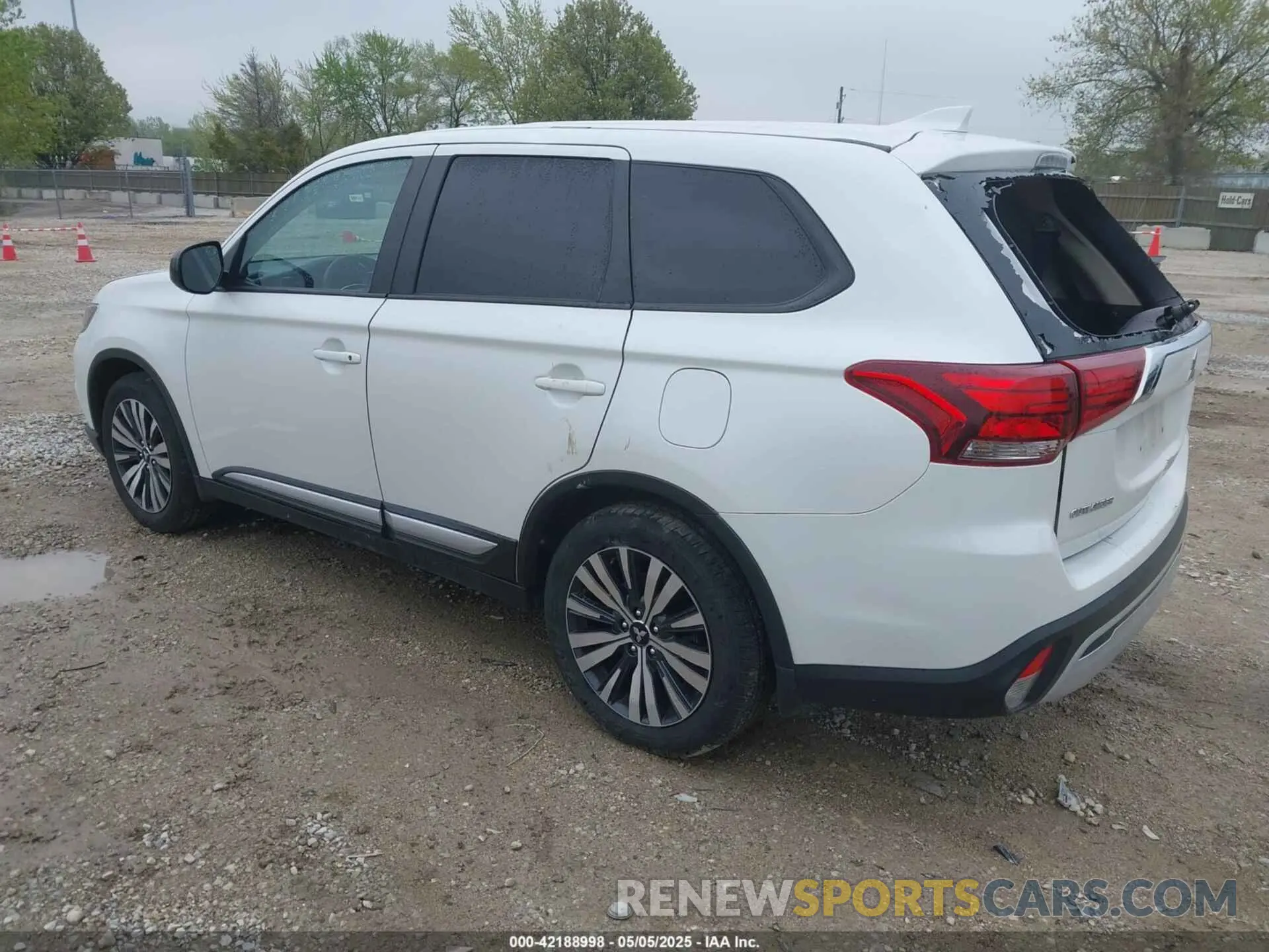 3 Photograph of a damaged car JA4AD2A39LZ004880 MITSUBISHI OUTLANDER 2020
