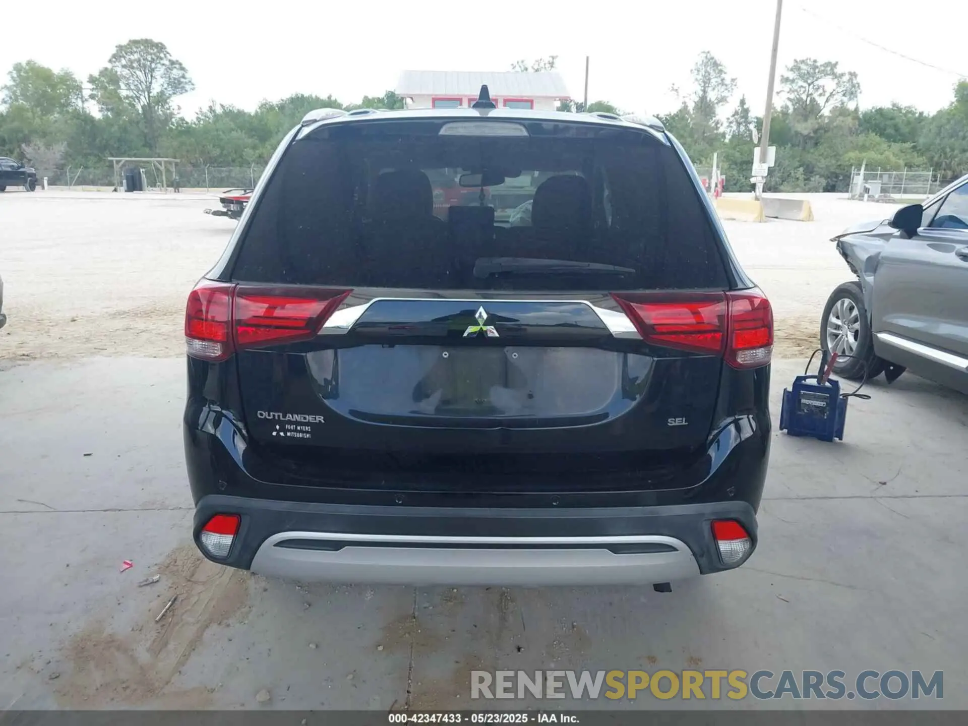 17 Photograph of a damaged car JA4AD3A30LZ003073 MITSUBISHI OUTLANDER 2020