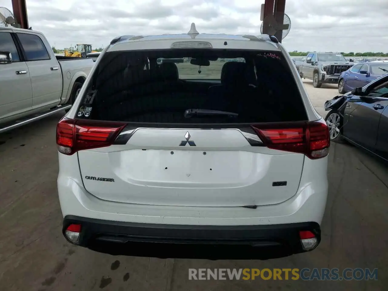 6 Photograph of a damaged car JA4AD3A30LZ039104 MITSUBISHI OUTLANDER 2020