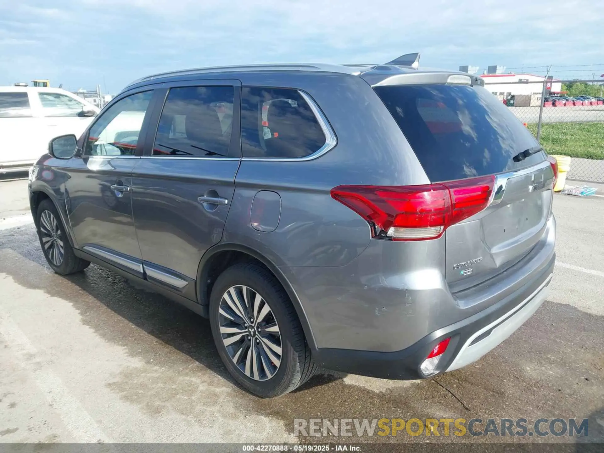 3 Photograph of a damaged car JA4AD3A33LJ001719 MITSUBISHI OUTLANDER 2020