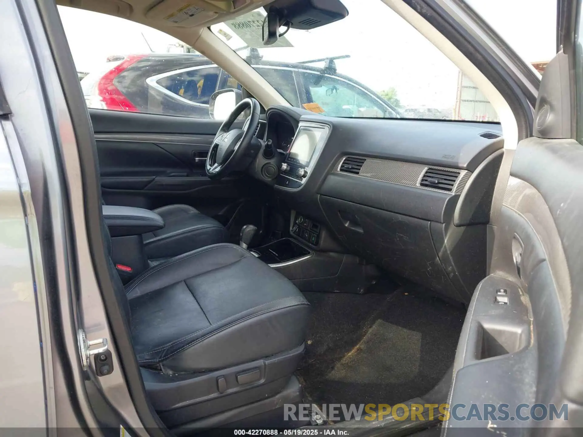 5 Photograph of a damaged car JA4AD3A33LJ001719 MITSUBISHI OUTLANDER 2020