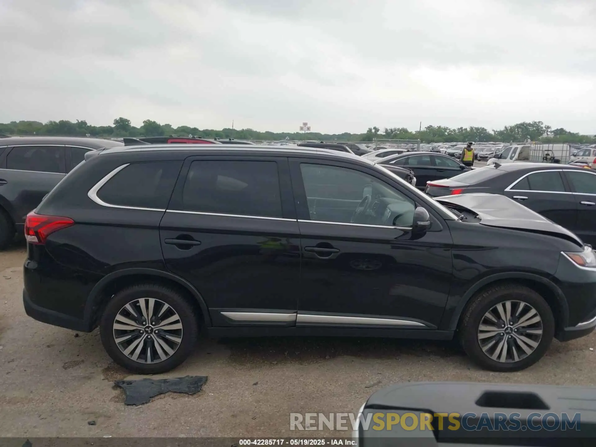 14 Photograph of a damaged car JA4AD3A36LZ046736 MITSUBISHI OUTLANDER 2020