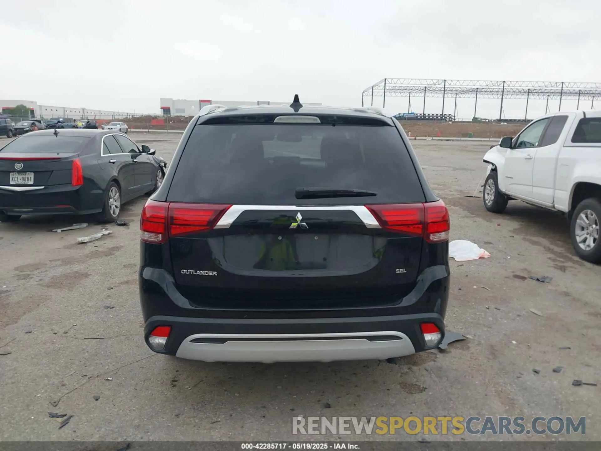 17 Photograph of a damaged car JA4AD3A36LZ046736 MITSUBISHI OUTLANDER 2020