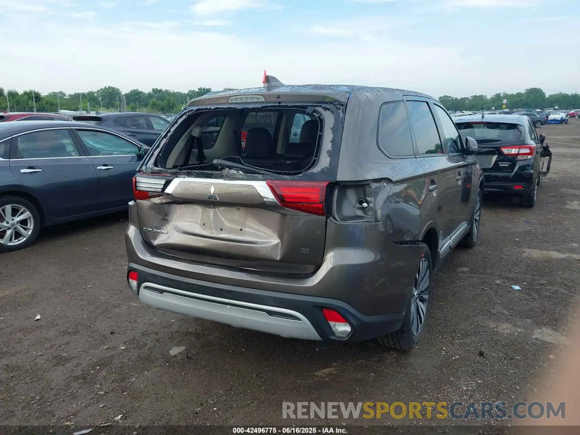 17 Photograph of a damaged car JA4AD3A37LZ004298 MITSUBISHI OUTLANDER 2020