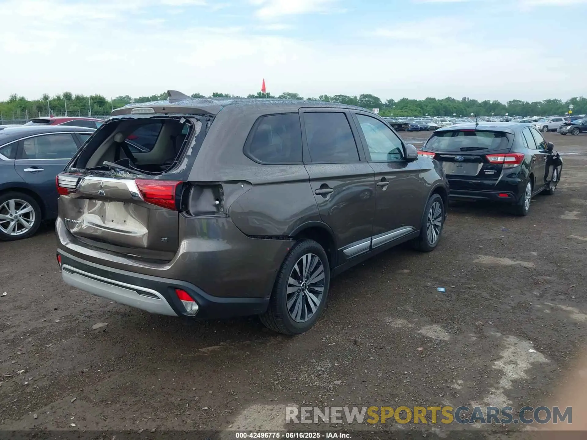 4 Photograph of a damaged car JA4AD3A37LZ004298 MITSUBISHI OUTLANDER 2020