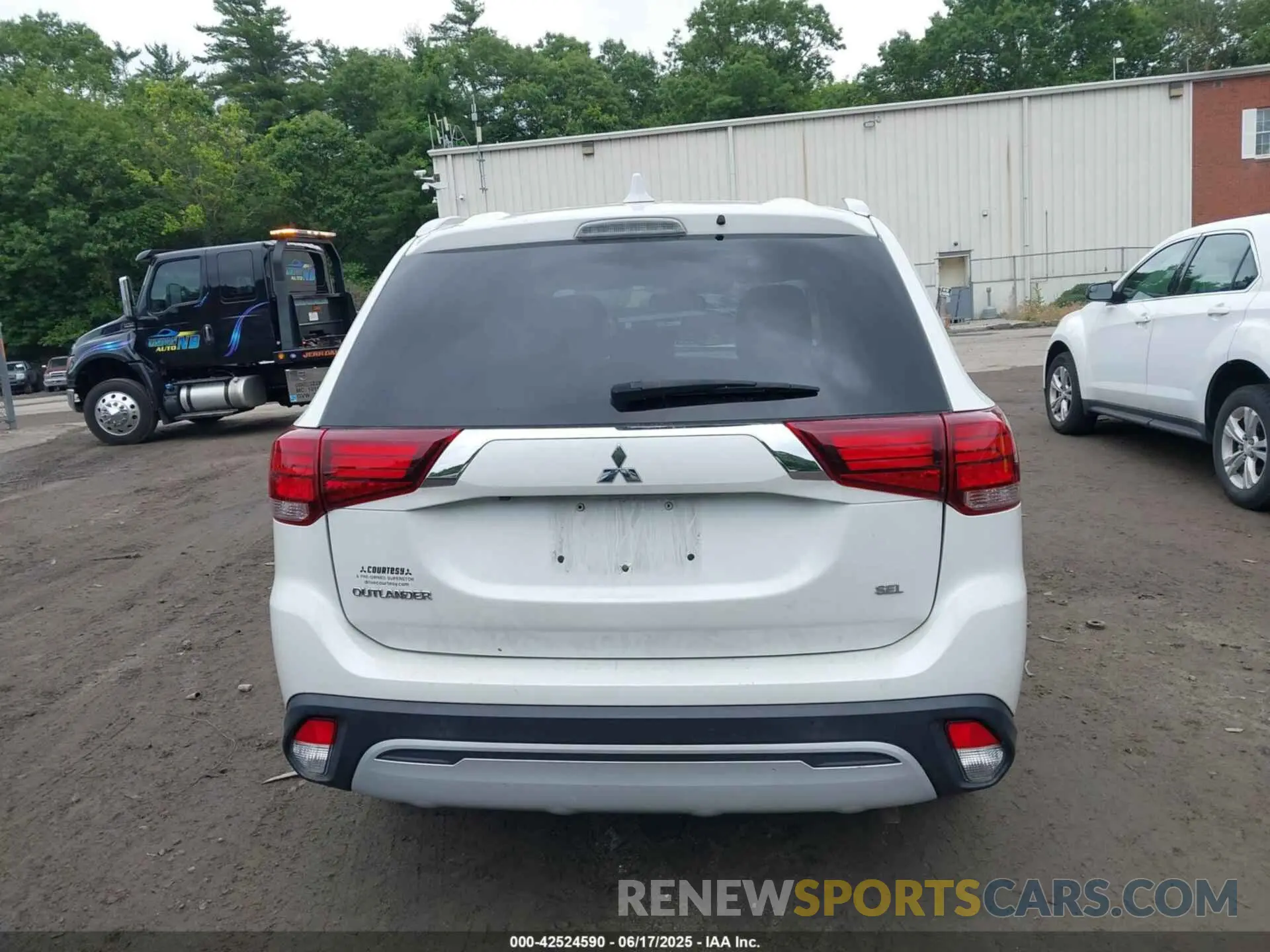 17 Photograph of a damaged car JA4AD3A37LZ040489 MITSUBISHI OUTLANDER 2020