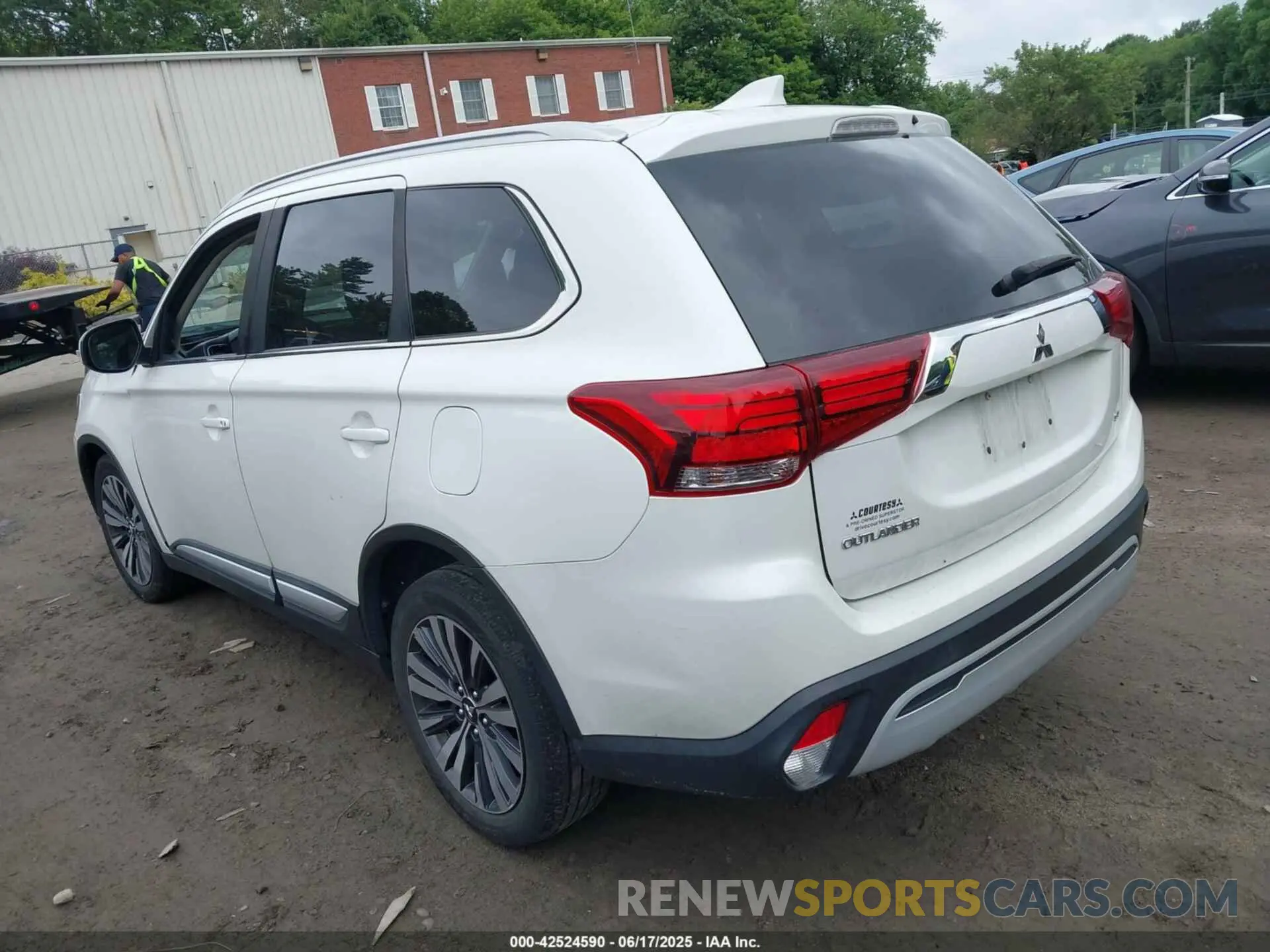 3 Photograph of a damaged car JA4AD3A37LZ040489 MITSUBISHI OUTLANDER 2020