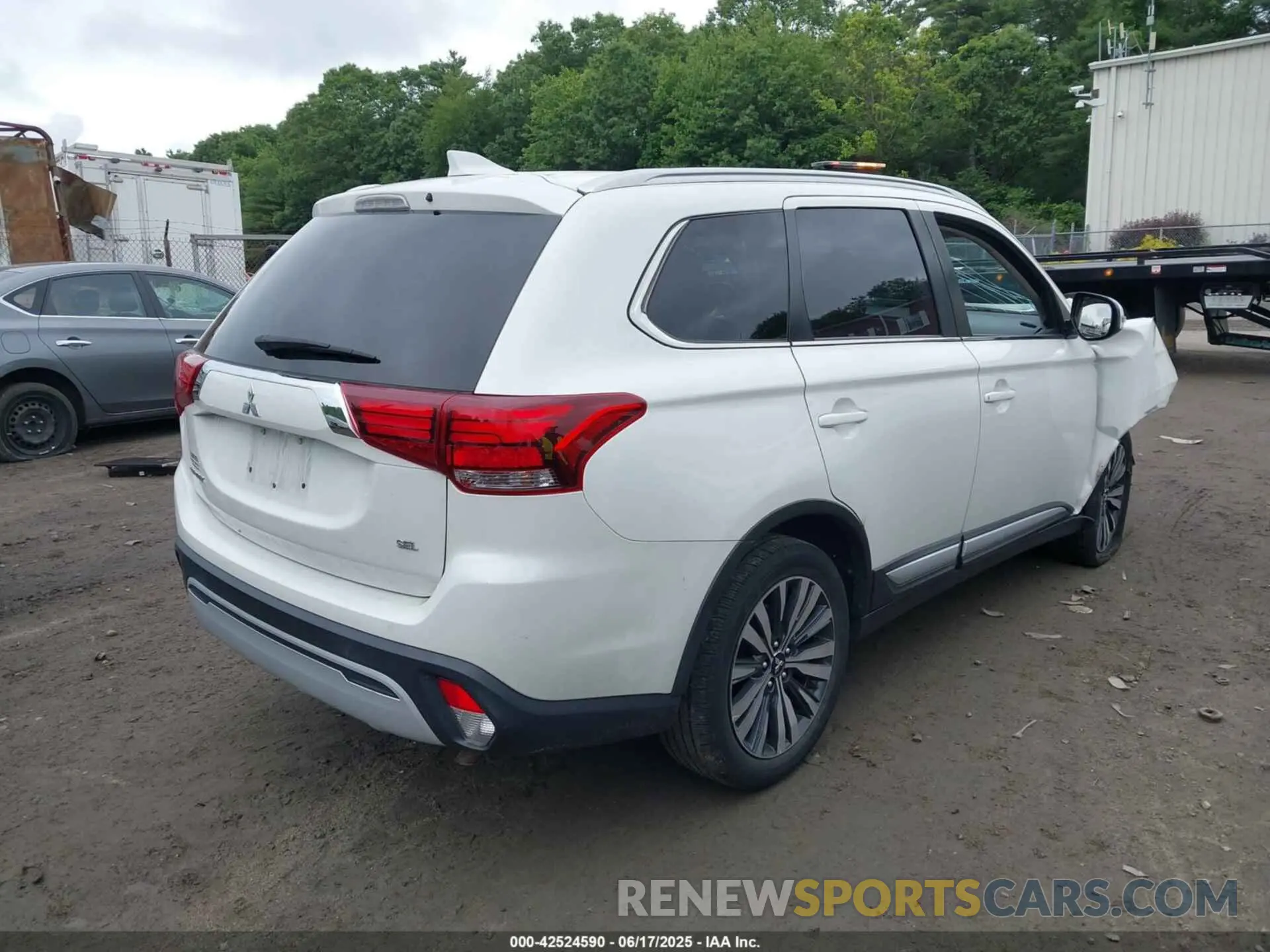 4 Photograph of a damaged car JA4AD3A37LZ040489 MITSUBISHI OUTLANDER 2020
