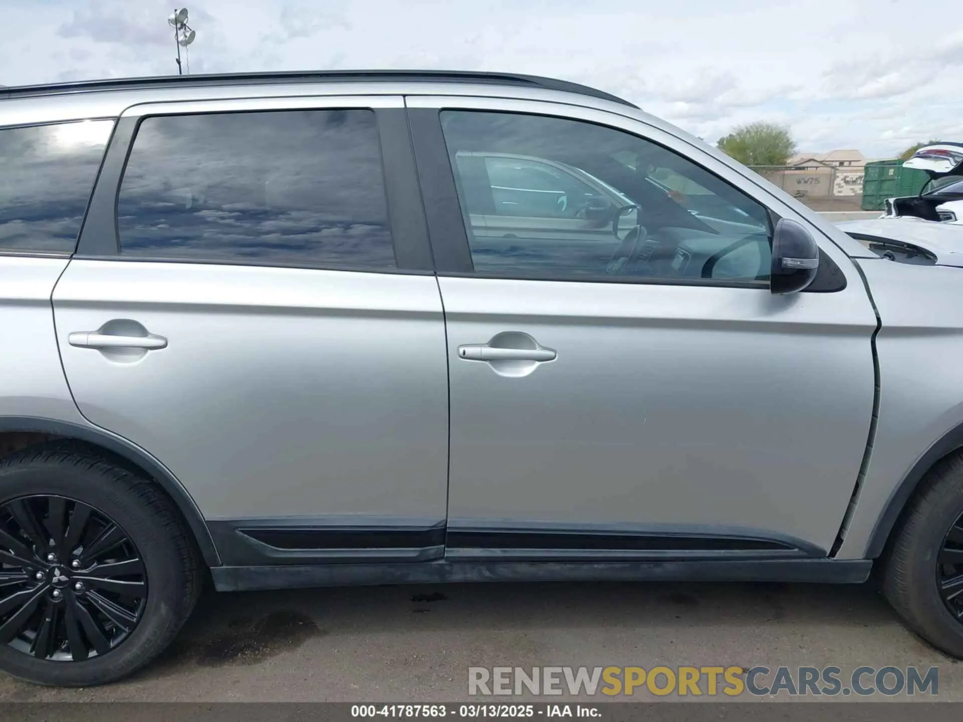 14 Photograph of a damaged car JA4AD3A39LZ035147 MITSUBISHI OUTLANDER 2020