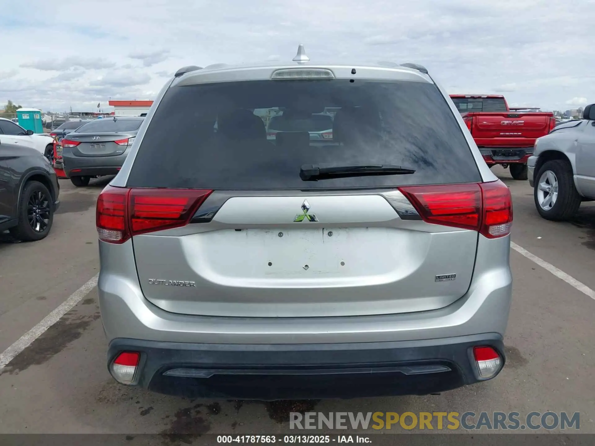 17 Photograph of a damaged car JA4AD3A39LZ035147 MITSUBISHI OUTLANDER 2020