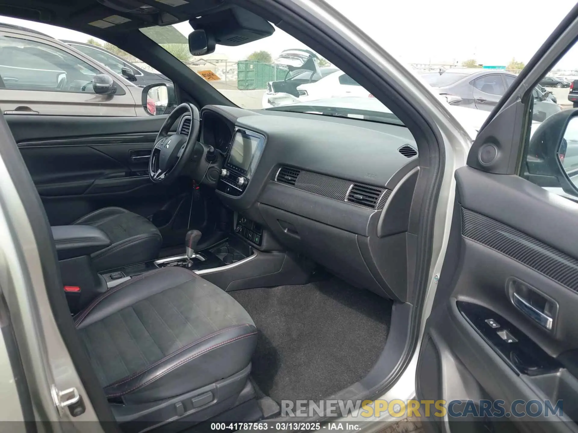 5 Photograph of a damaged car JA4AD3A39LZ035147 MITSUBISHI OUTLANDER 2020