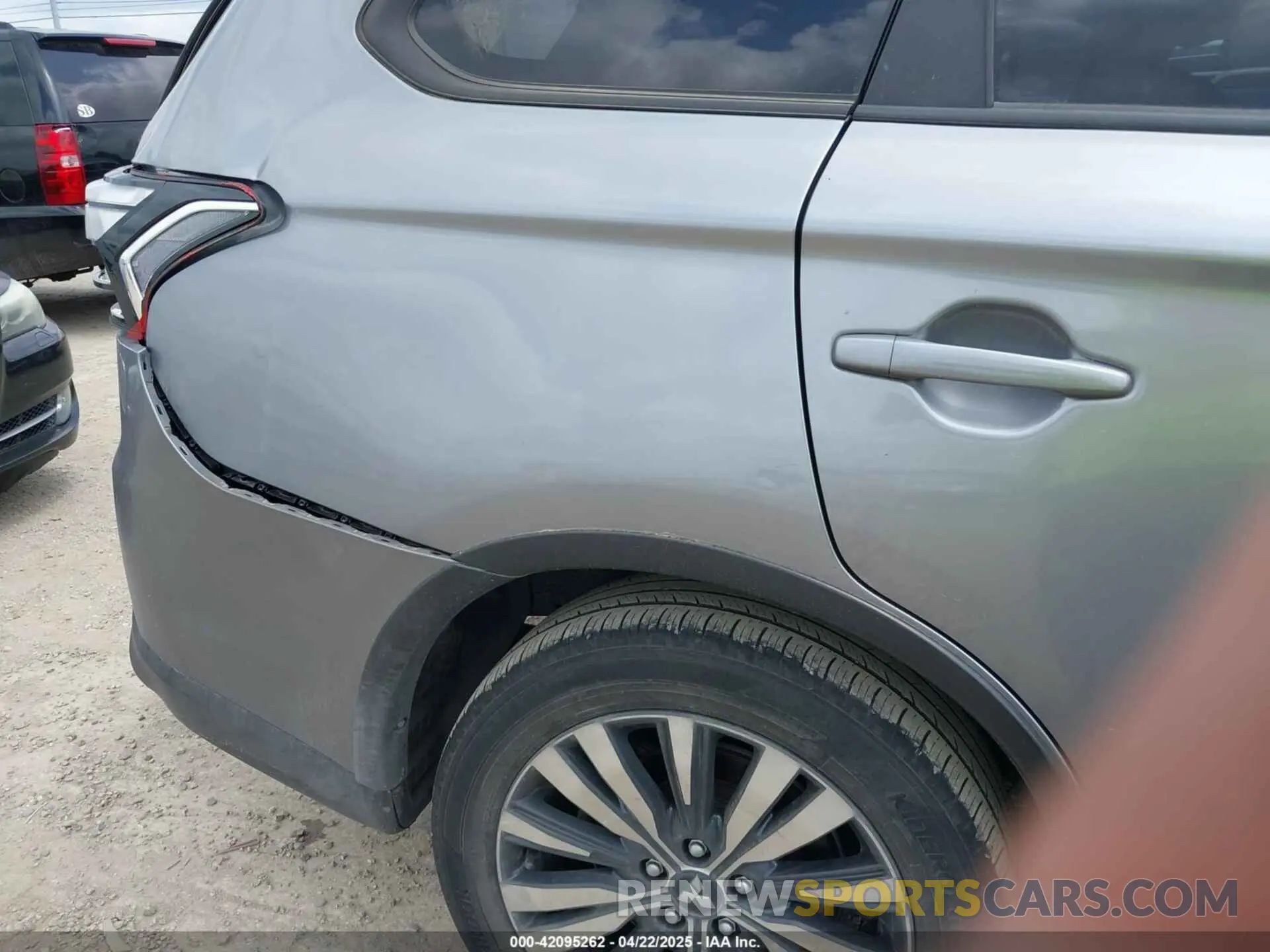 6 Photograph of a damaged car JA4AD3A3XLZ005333 MITSUBISHI OUTLANDER 2020