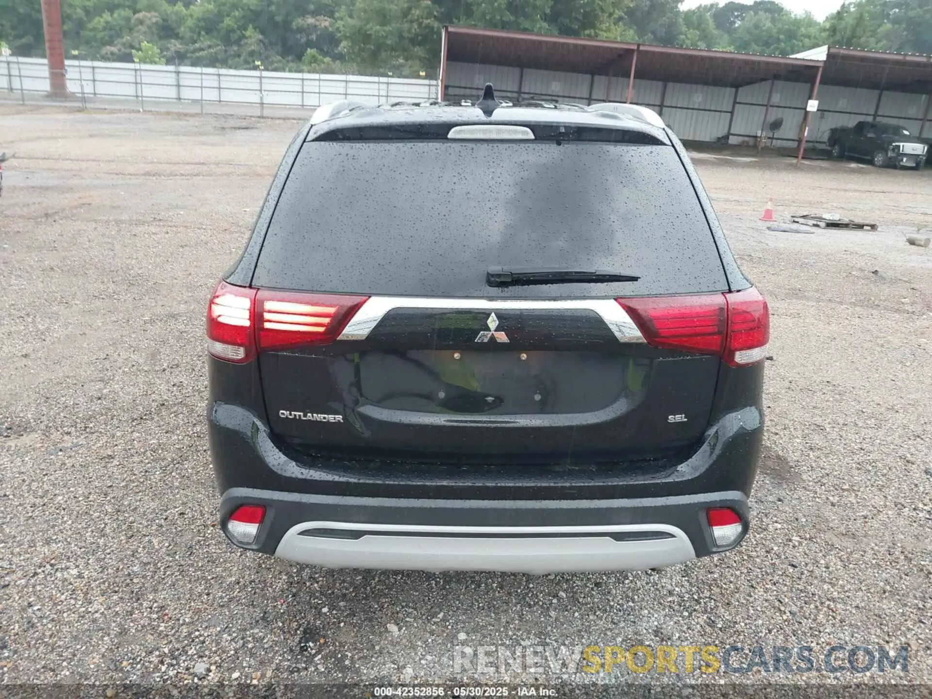 17 Photograph of a damaged car JA4AD3A3XLZ030748 MITSUBISHI OUTLANDER 2020