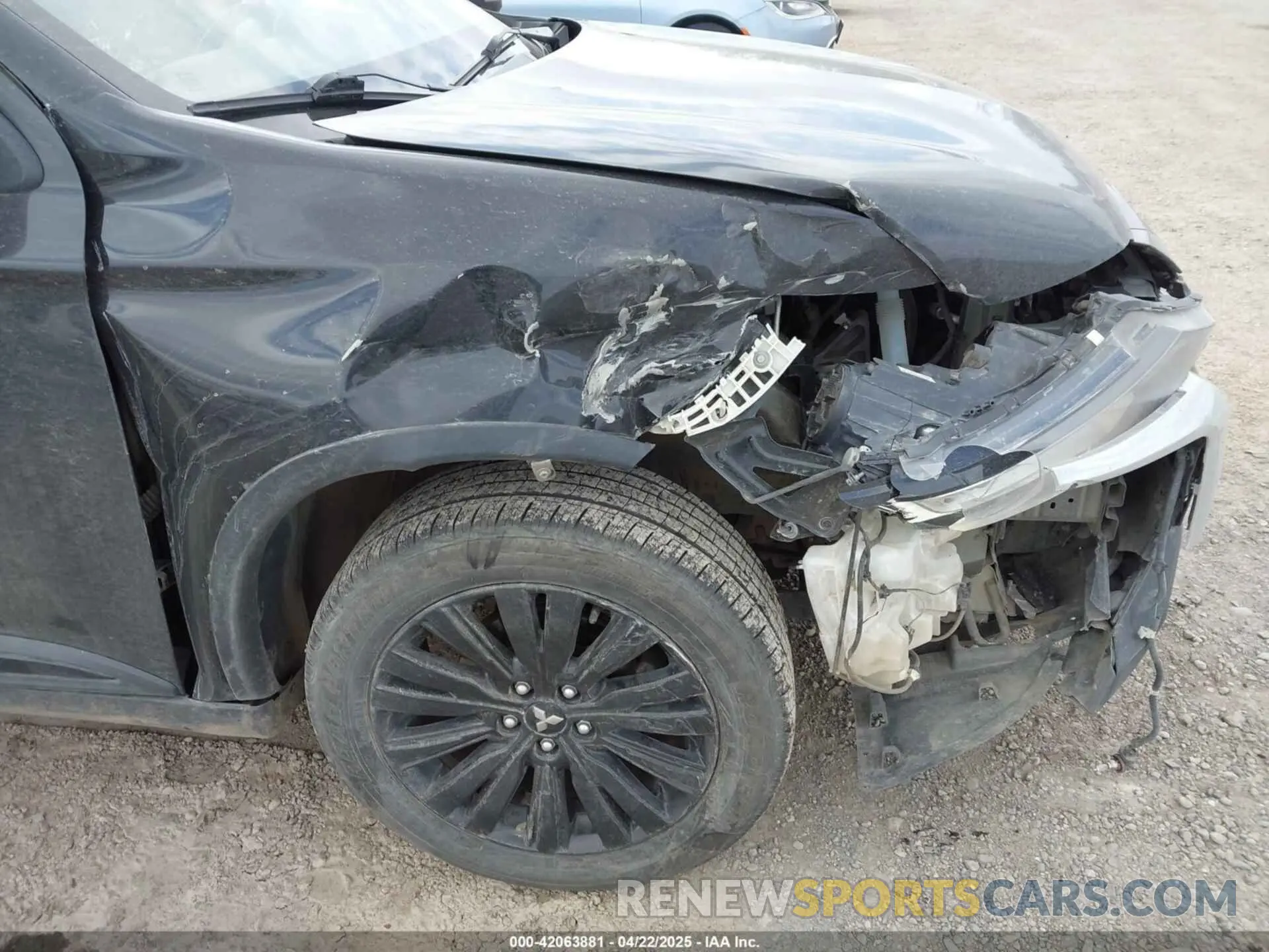 17 Photograph of a damaged car JA4AZ3A31LZ035712 MITSUBISHI OUTLANDER 2020
