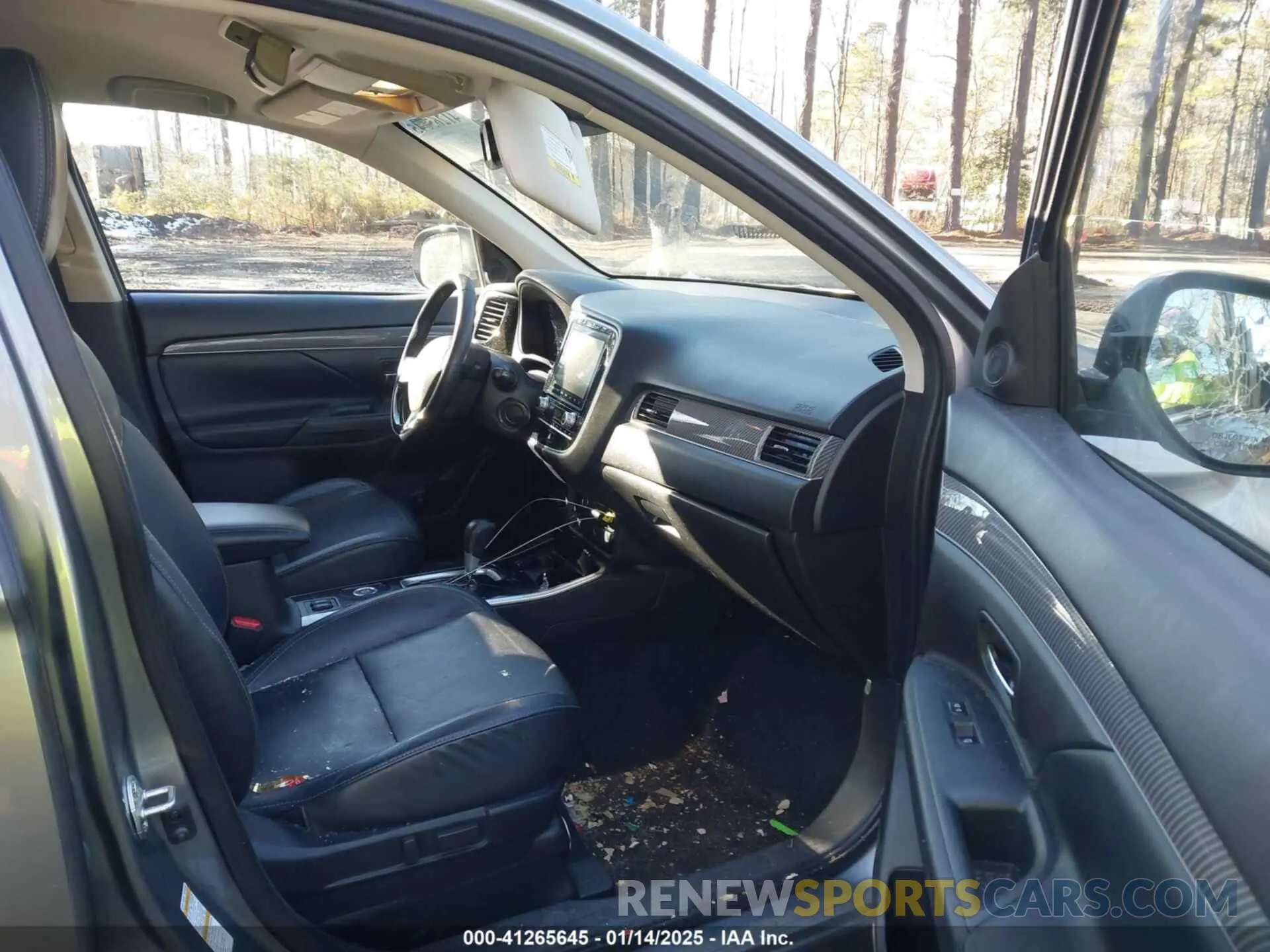 5 Photograph of a damaged car JA4AZ3A31LZ041204 MITSUBISHI OUTLANDER 2020