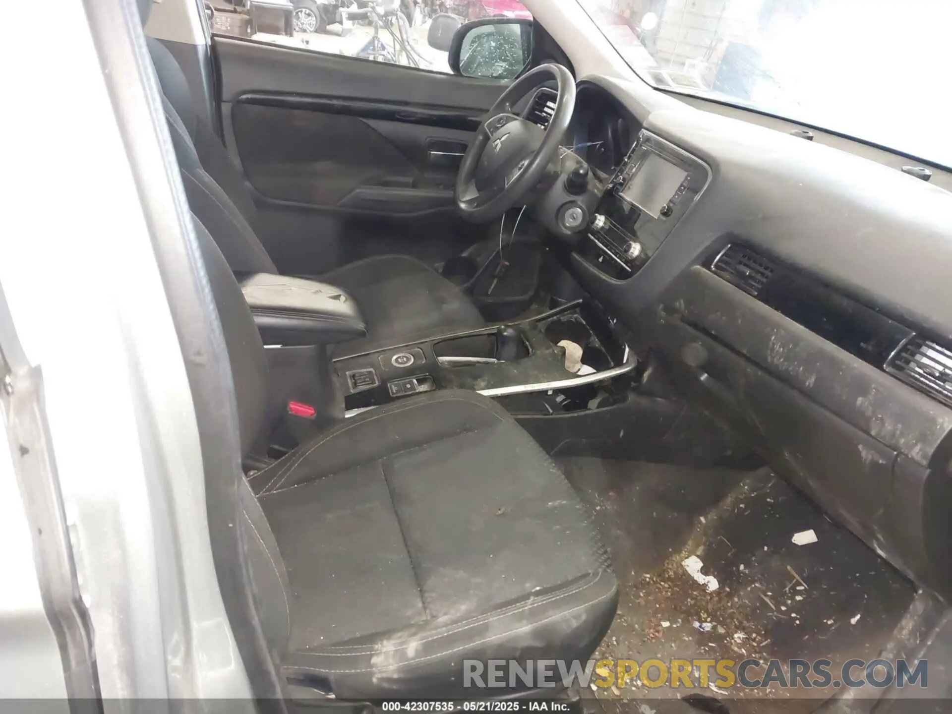 5 Photograph of a damaged car JA4AZ3A32LZ045956 MITSUBISHI OUTLANDER 2020