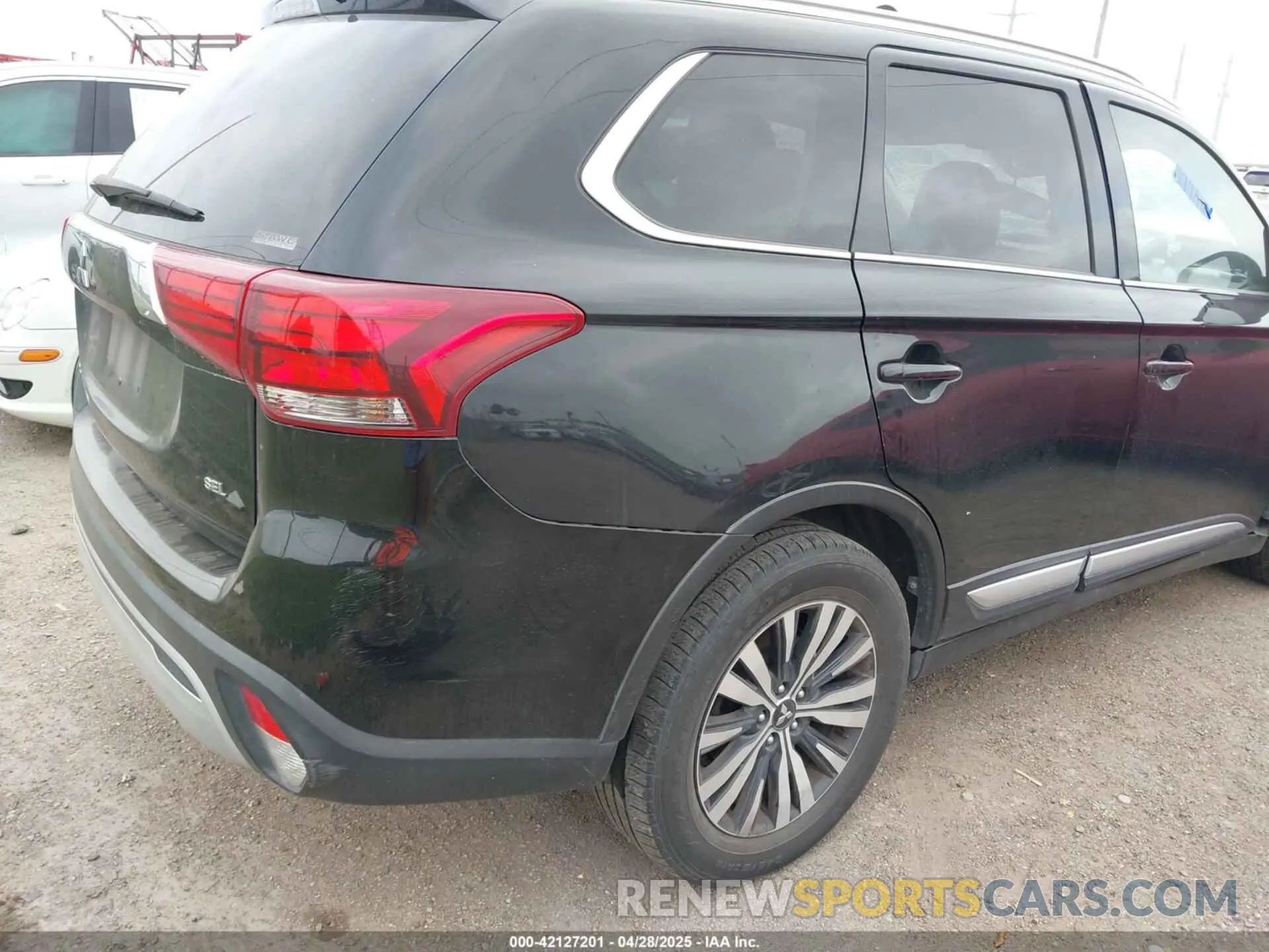 4 Photograph of a damaged car JA4AZ3A33LZ023870 MITSUBISHI OUTLANDER 2020